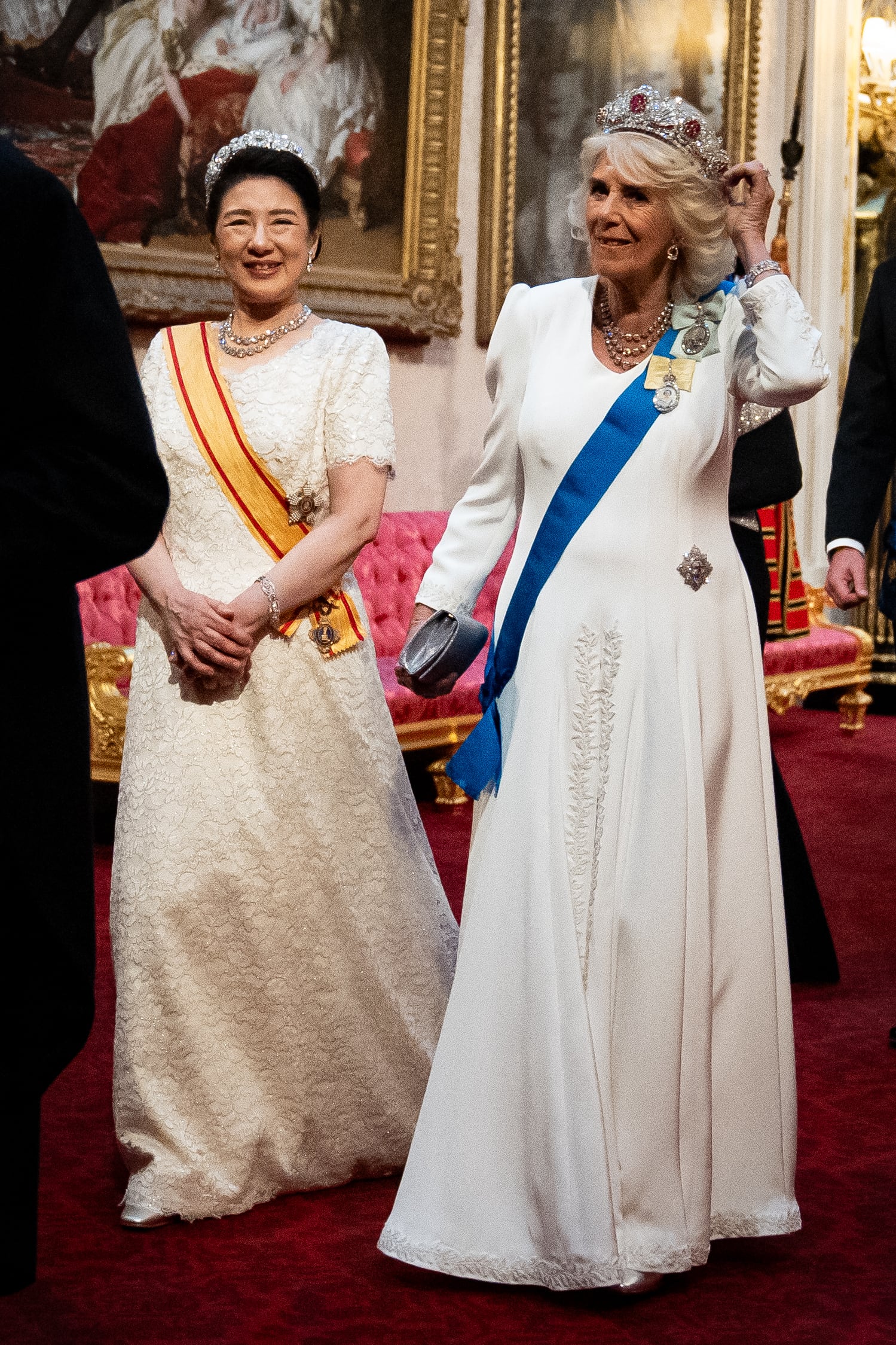 La Reina Camilla y la Emperatriz Masako recorren la Galería Este para asistir al Banquete Estatal para el Emperador Naruhito y su esposa, la Emperatriz Masako de Japón en el Palacio de Buckingham el 25 de junio de 2024 en Londres, Inglaterra. (Aaron Chown/Getty Images)