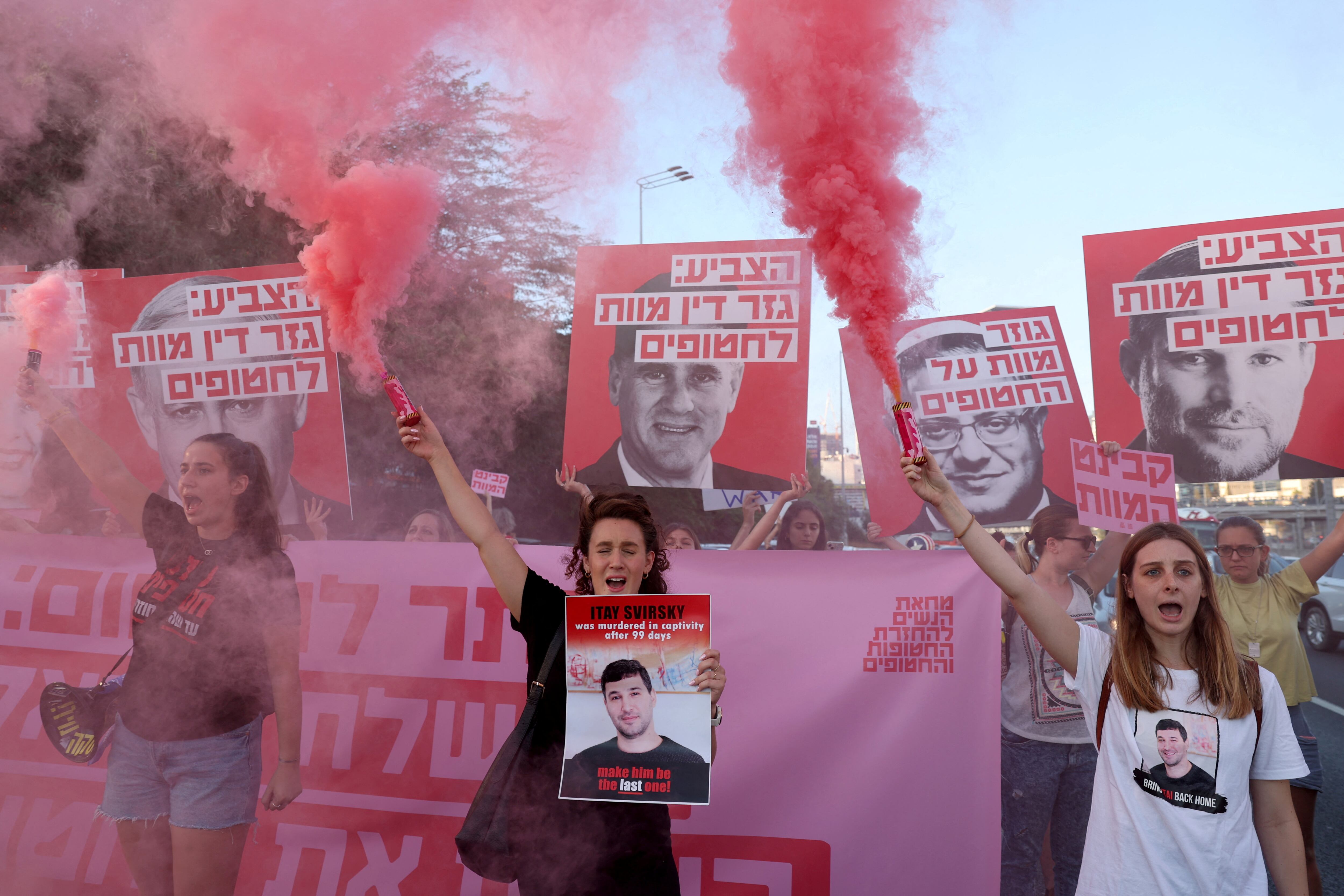 Manifestantes bloquean una carretera principal para mostrar su apoyo a los rehenes secuestrados este domingo en Tel Aviv (REUTERS/Florion Goga)