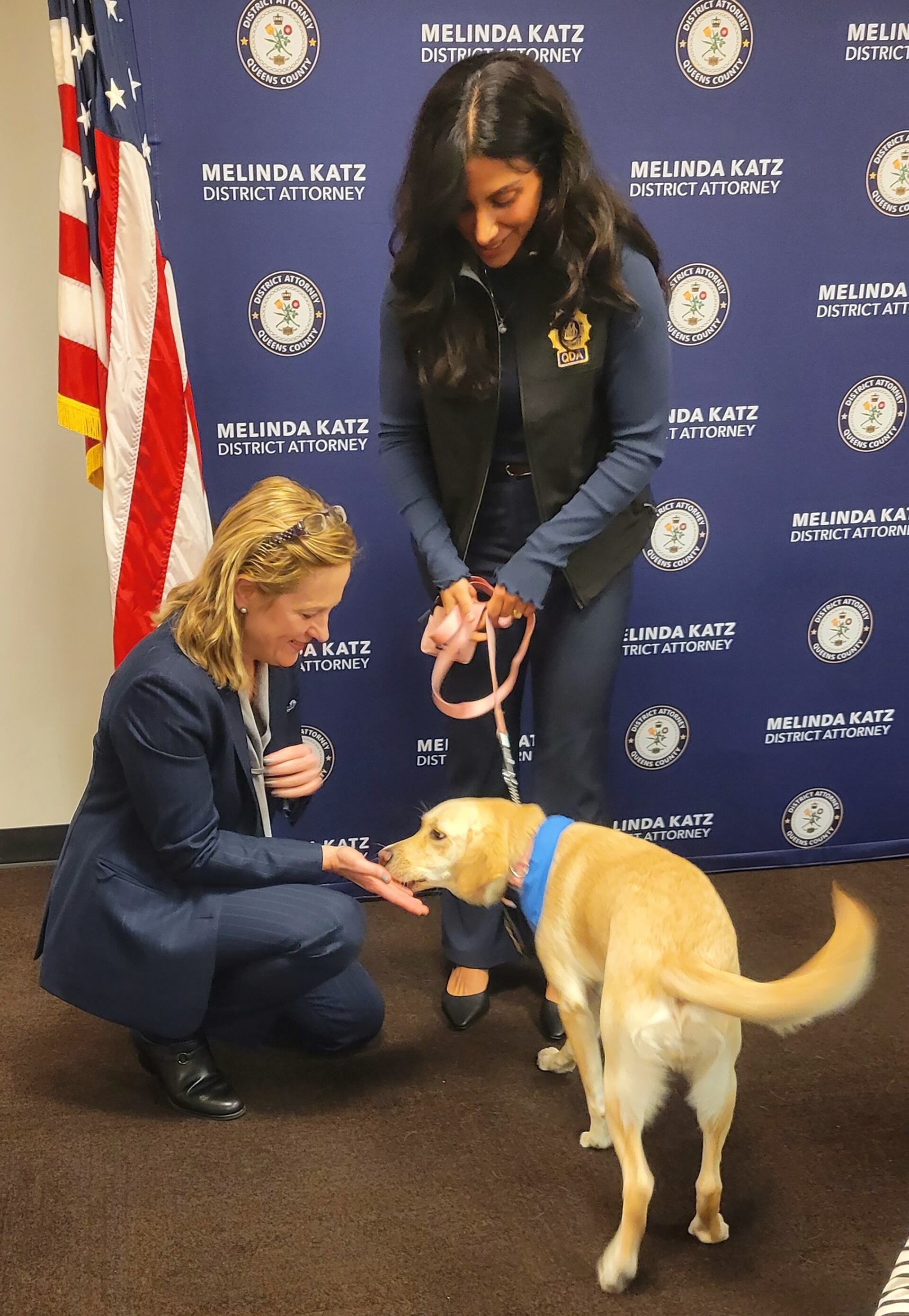 La perra de servicio es cariñosa y está altamente capacitada. (Facebook/Queens District Attorney Melinda Katz)