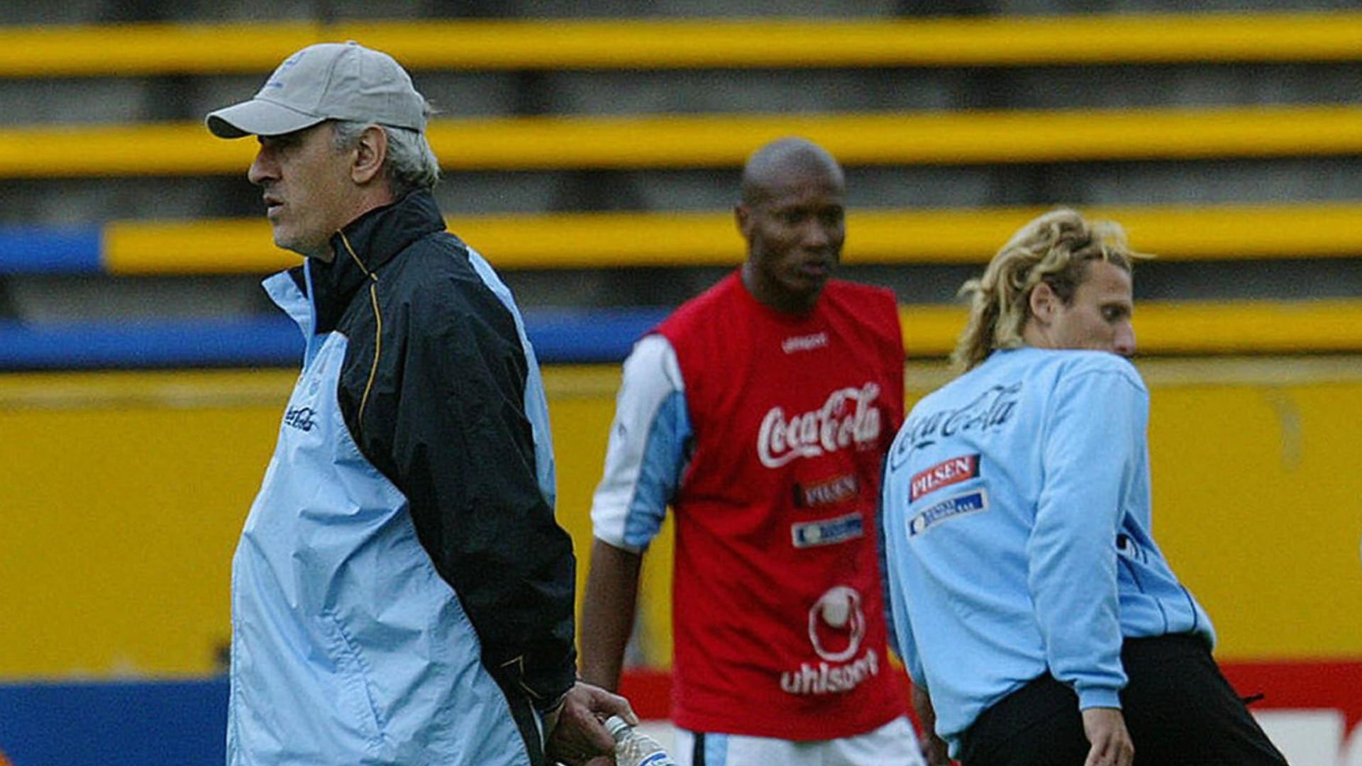 El 'Chengue' Morales junto a Jorge Fossati y Diego Forlán durante un entrenamiento de la selección de Uruguay