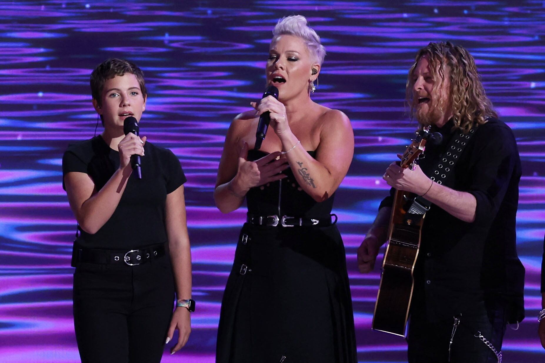 La presencia de Pink cantando “What About Us”, el juego de selfies acerca de cómo pronunciar el nombre Kamala liderado por Kerry Washington, y la arenga de Eva Longoria fueron los momentos destacados en ese arte tan estadounidense de hacer de la política un espectáculo (REUTERS/Mike Segar)