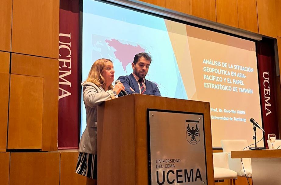 Constanza Mazzina, Directora de la Licenciatura en Ciencias Políticas y José Guillermo Godoy, presidente Fundación Fderalismo y Libertad.