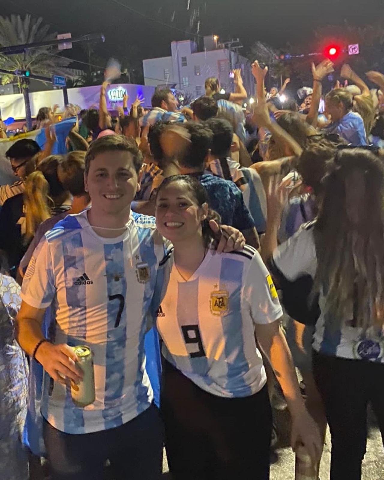 Hinchas argentinos en Miami Beach Argentina