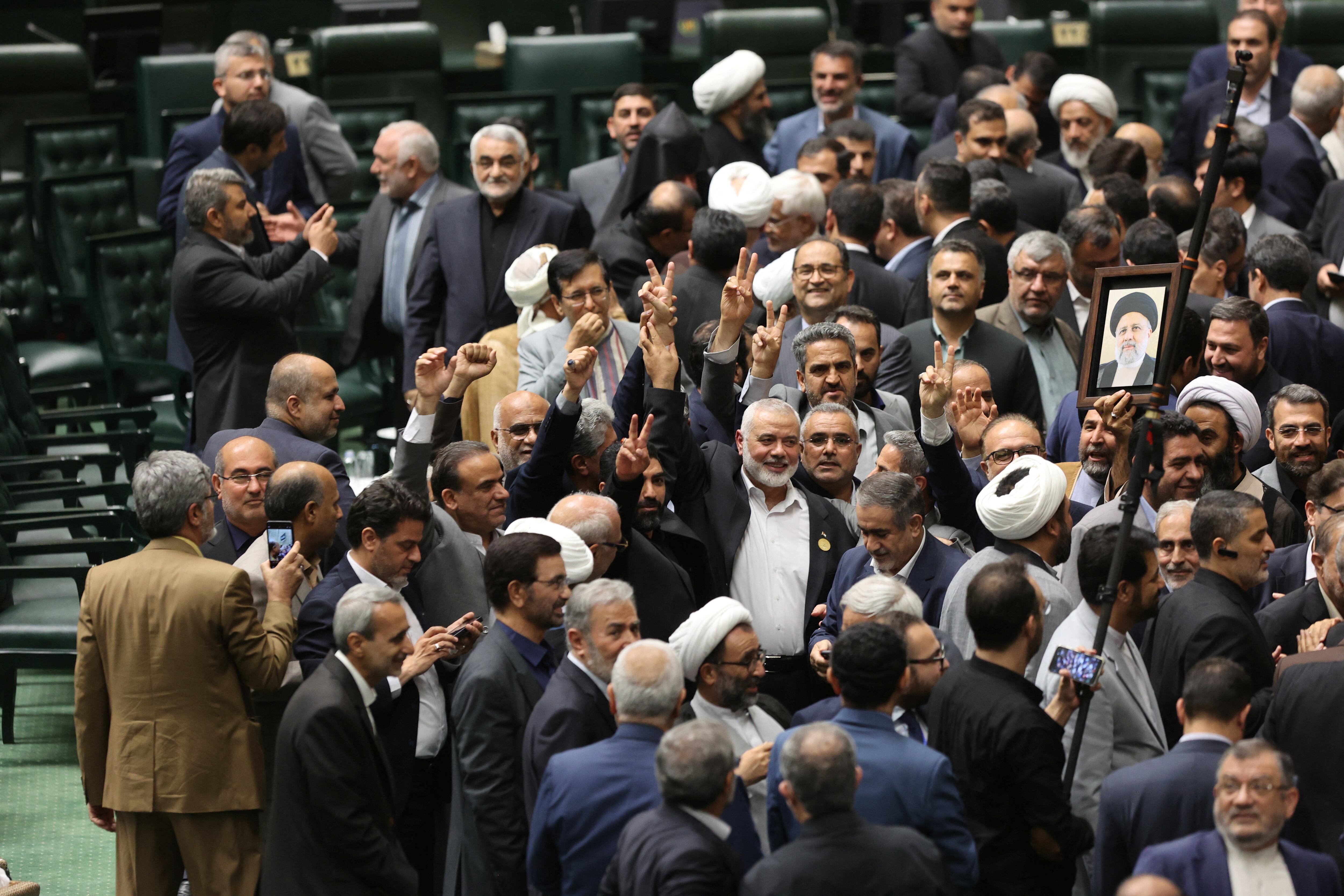 Celebraciones en el recinto luego de la jura de Pezeshkian (Reuters)