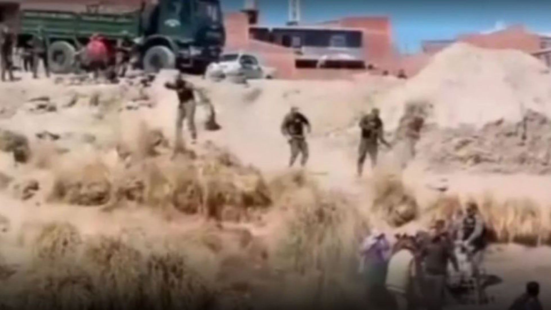 Bagayeros bolivianos se enfrentan con gendarmes argentinos en la frontera