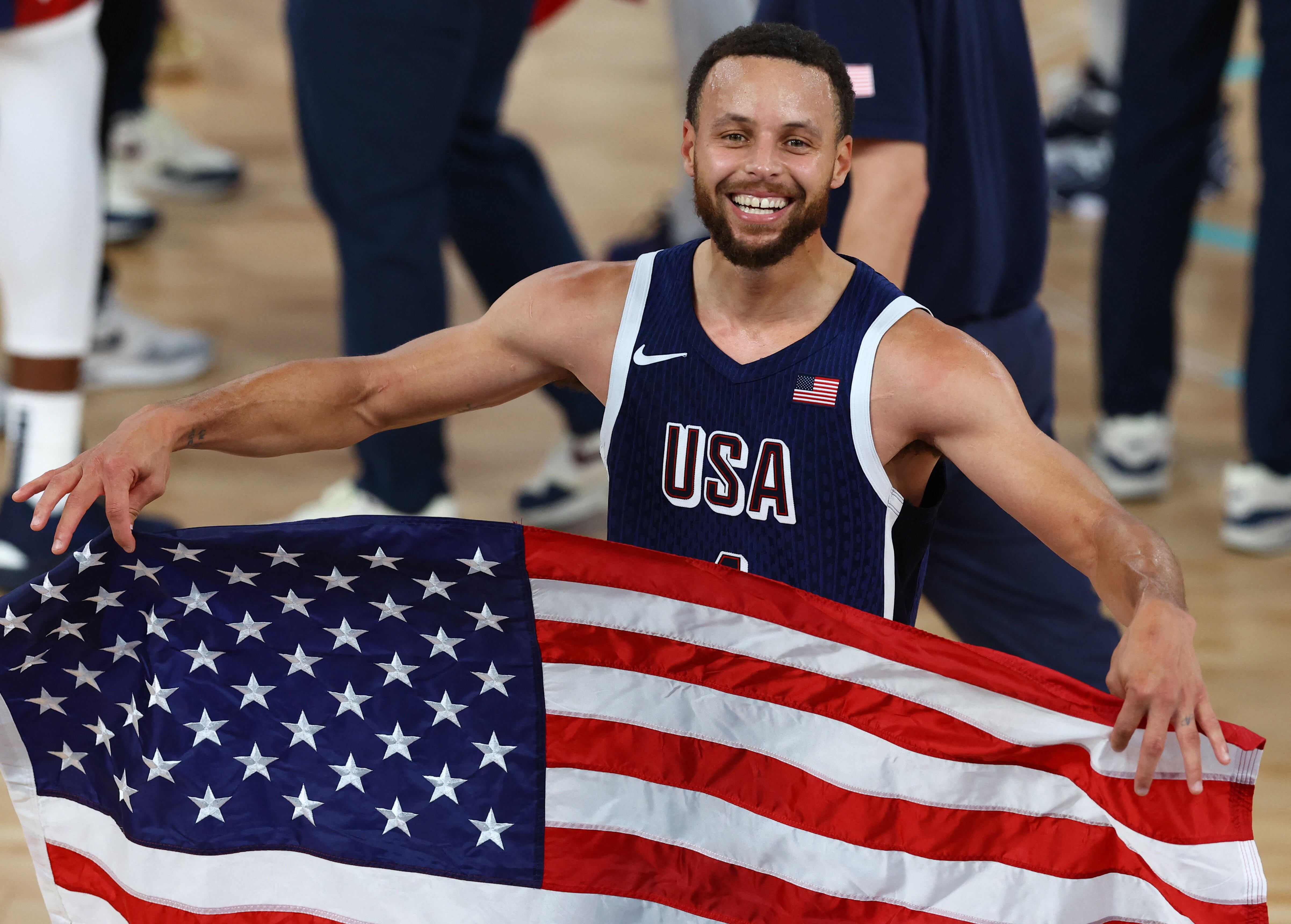 Stephen Curry luce la bandera de los Estados Unidos. El base de los Warriors fue la figura de su equipo en la final ante Francia y logró su primera medalla de oro en Juegos Olímpicos (REUTERS/Stephanie Lecocq)