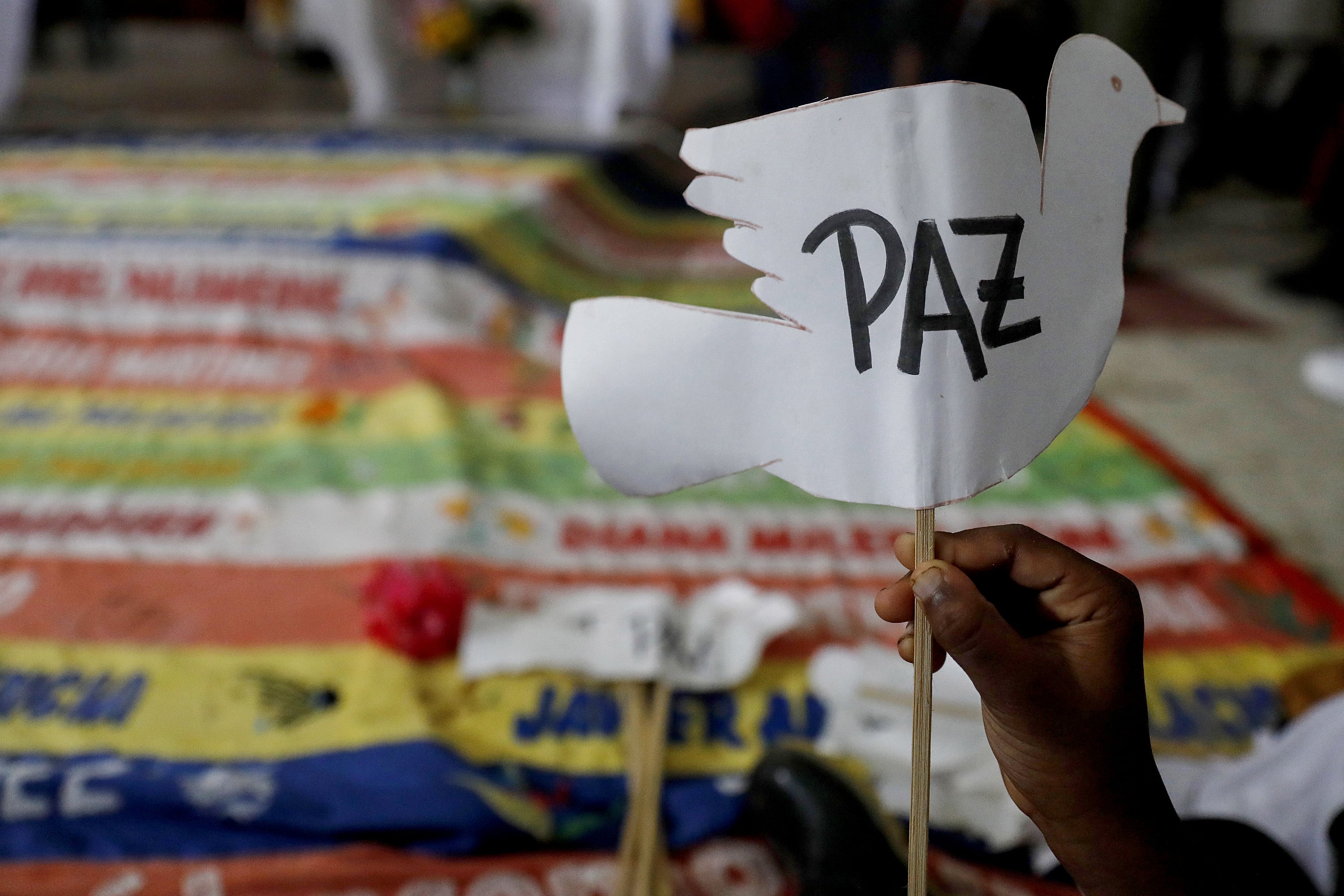 Fotografía de archivo en donde se ve a una persona que sostiene un letrero en forma de paloma que dice 'Paz' en Colombia. EFE/Luis Eduardo Noriega Arboleda 