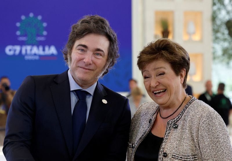 La directora gerente del Fondo Monetario Internacional (FMI), Kristalina Georgieva, y el presidente de Argentina, Javier Milei, conversan antes de una sesión de trabajo en la cumbre del G7 en Borgo Egnazia, Italia, el 14 de junio de 2024. REUTERS/Louisa Gouliamaki