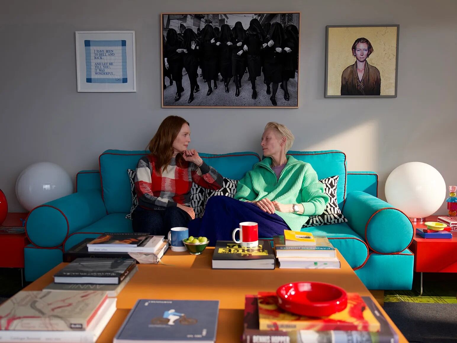 Julianne Moore y Tilda Swinton en una escena de 'La habitación de al lado'