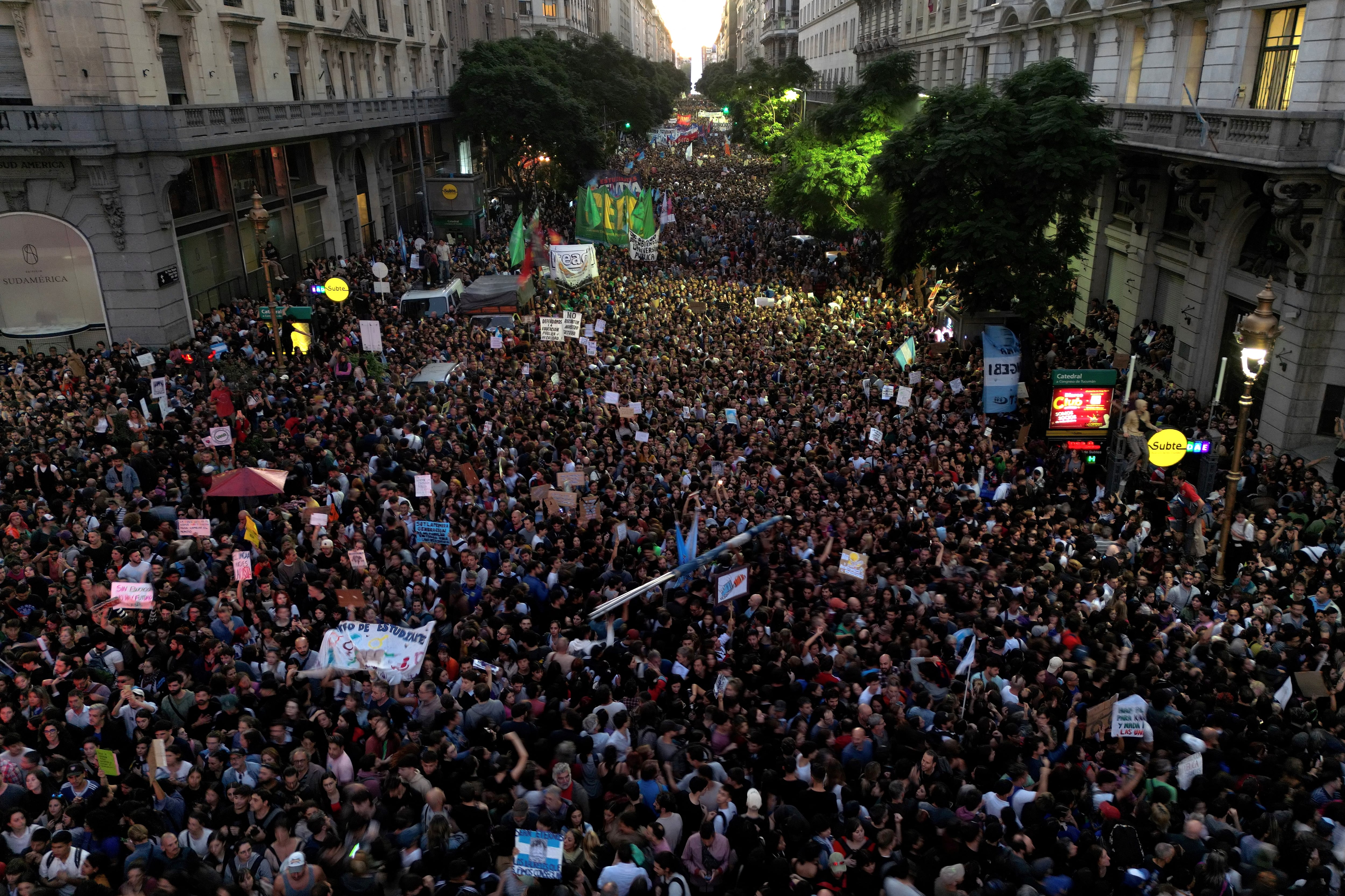 Marcha universitaria federal 23A - Drone de noche