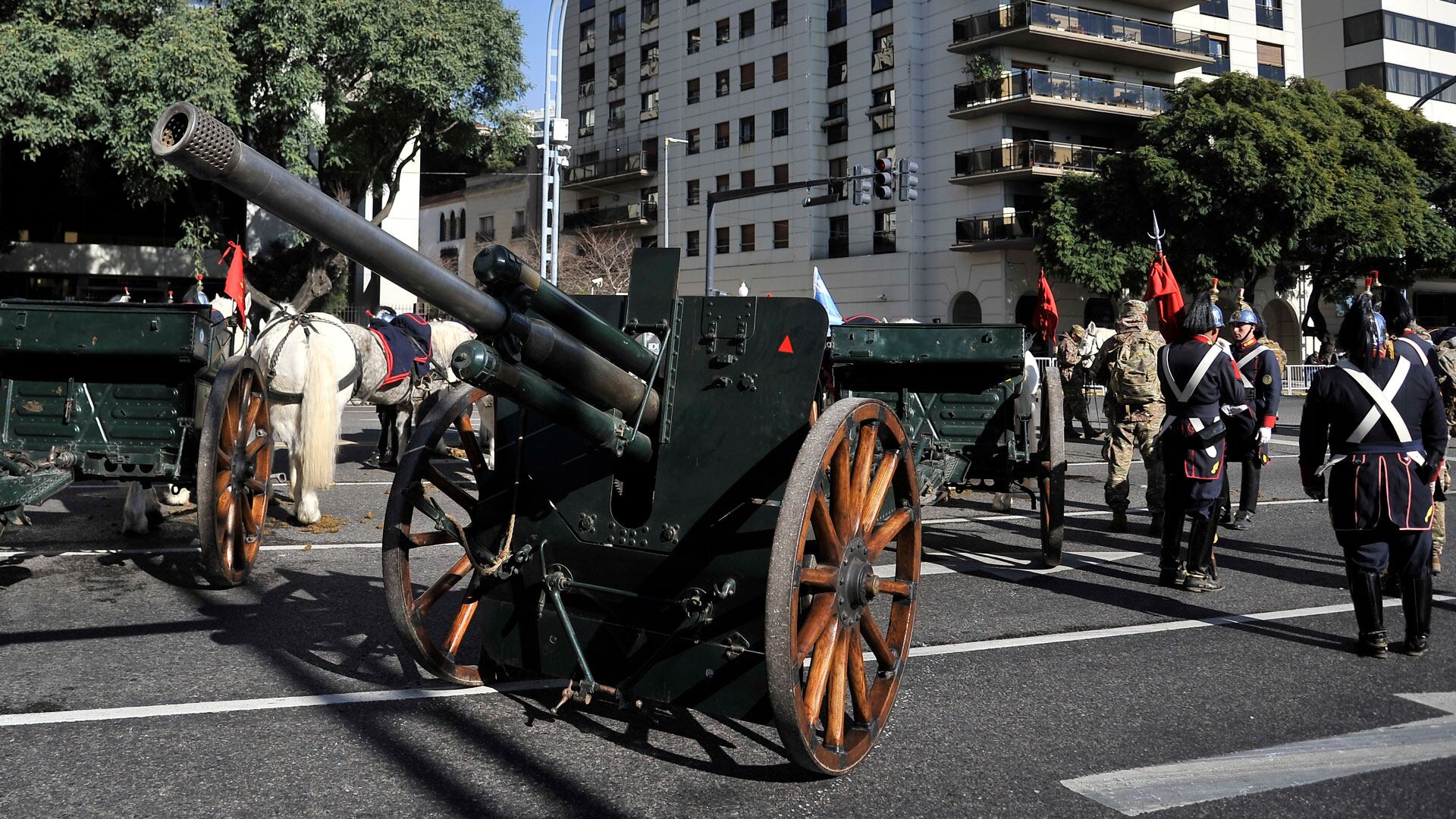 Desfile militar por el 9 de Julio