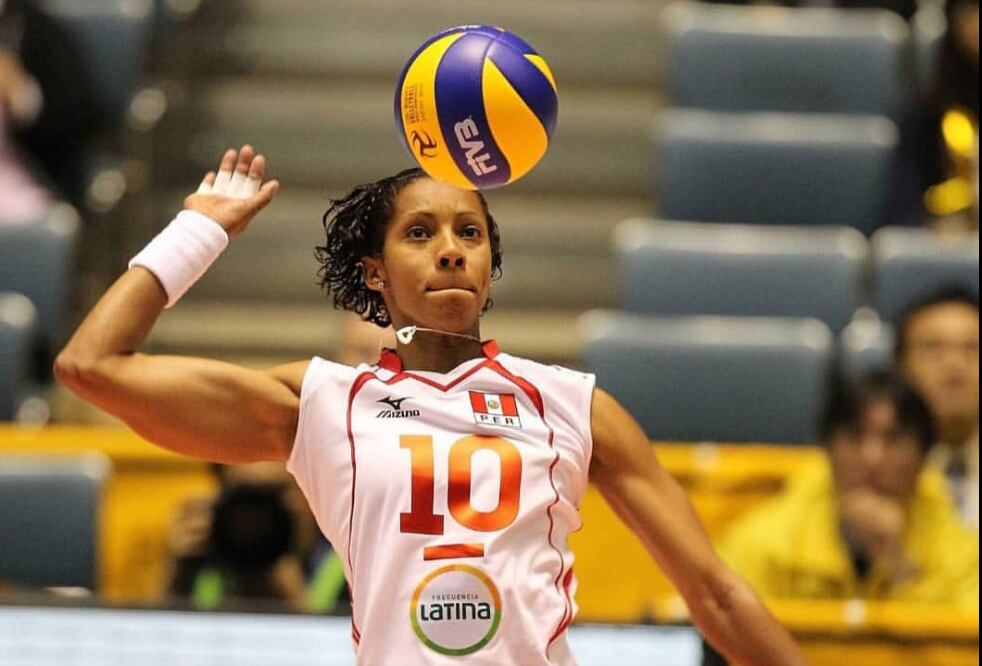 Leyla Chihuán atacando en un partido de la selección peruana.