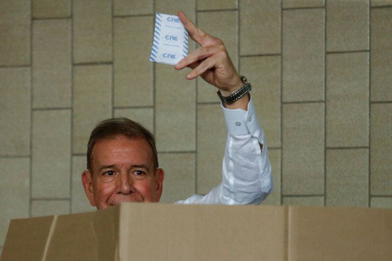 El candidato presidencial opositor venezolano Edmundo González muestra su papeleta mientras vota en las elecciones presidenciales del país, en Caracas, Venezuela, el 28 de julio de 2024. REUTERS/Leonardo Fernández Viloria