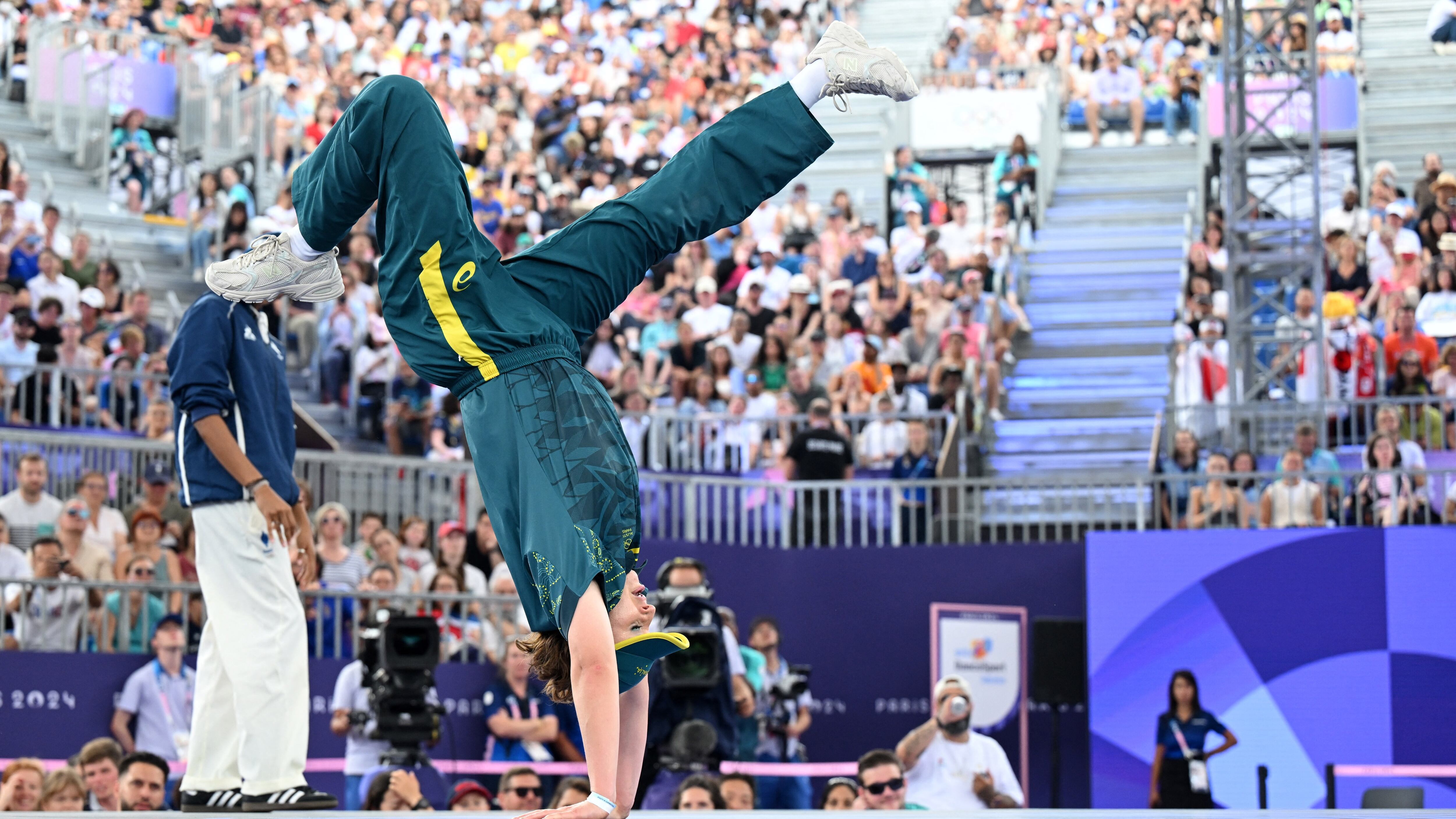 Raygun en la competición de breaking en París 2024. (Angelika Warmuth/REUTERS)