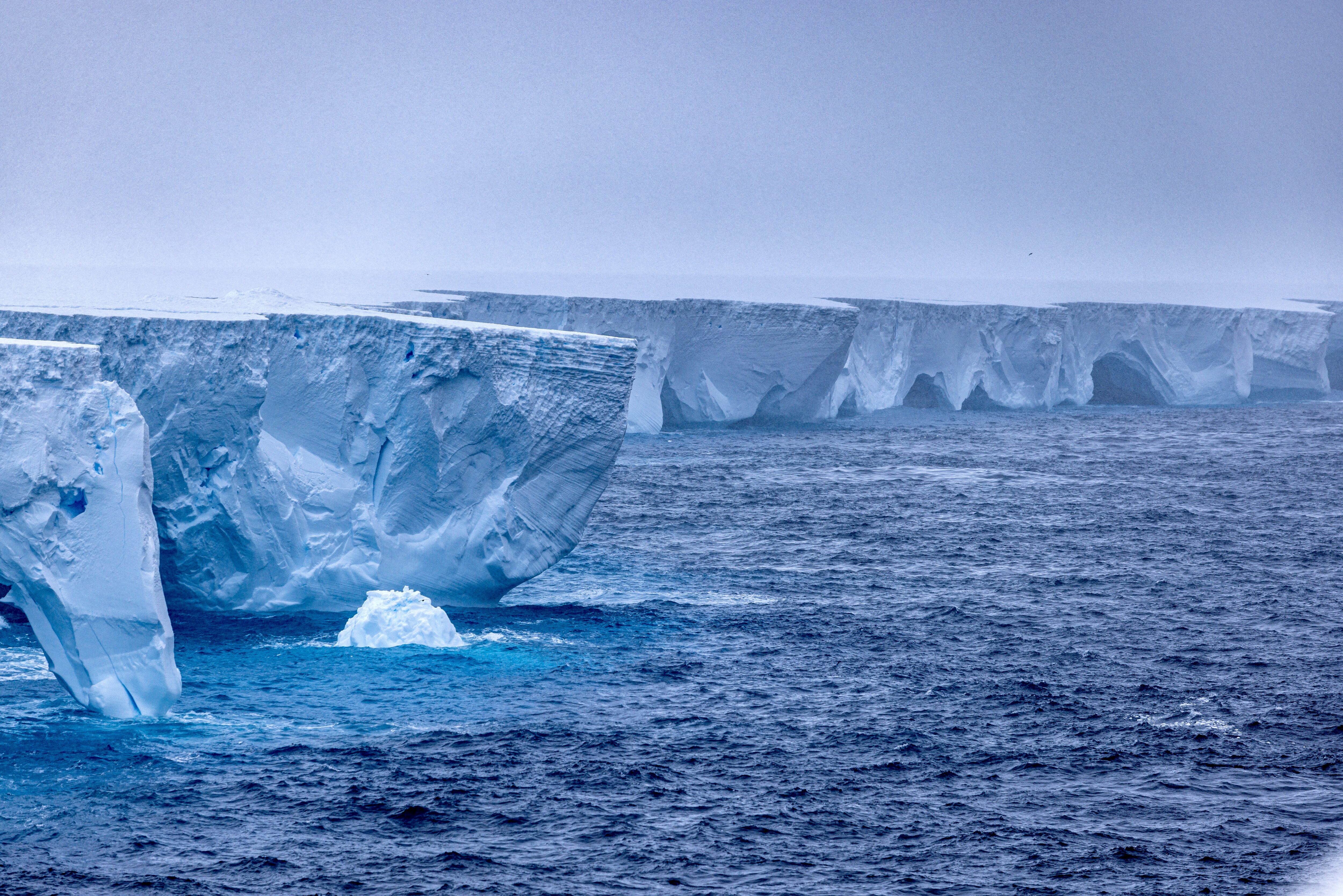 El A23a, con una superficie de 3885 km², gira 15 grados diarios cerca de las islas Orcadas del Sur (REUTERS)