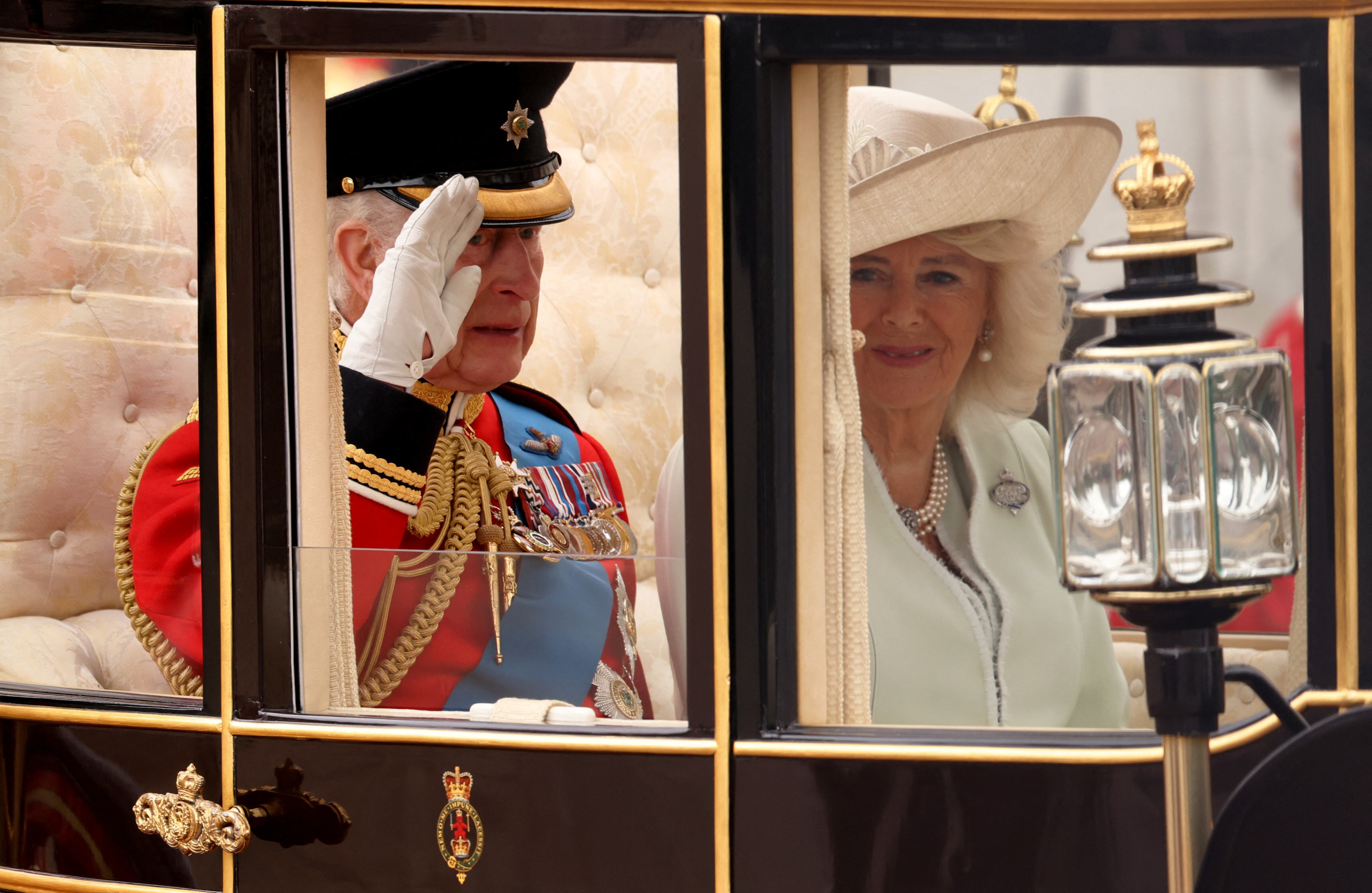 Los reyes Carlos III y Camila, en el desfile del Trooping the Colour. (REUTERS/Hollie Adams)