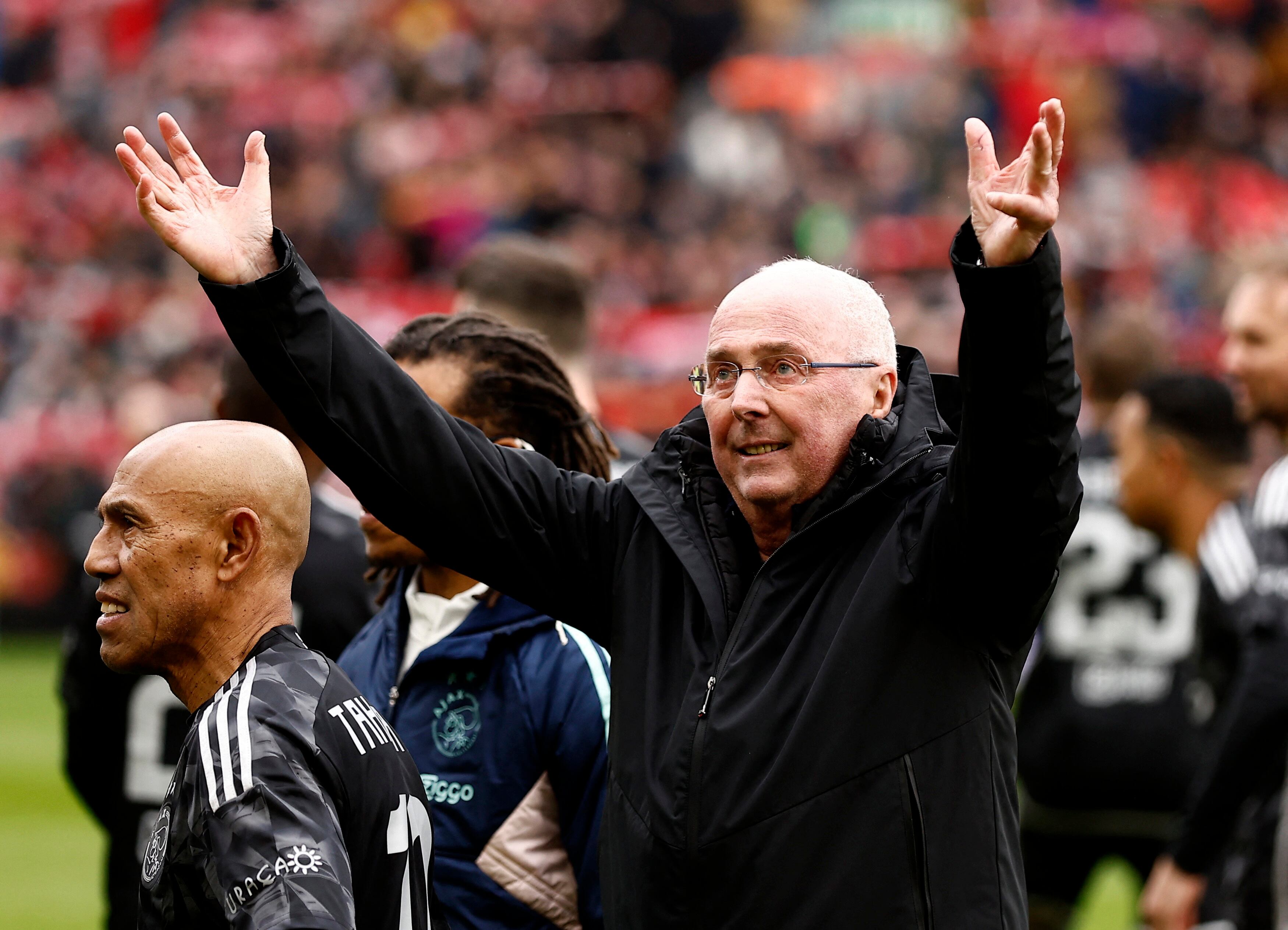 Sven-Göran Eriksson cumplió el sueño de dirigir al Liverpool en un partido de leyenda contra Ajax de los Países Bajos (Reuters/Jason Cairnduff)