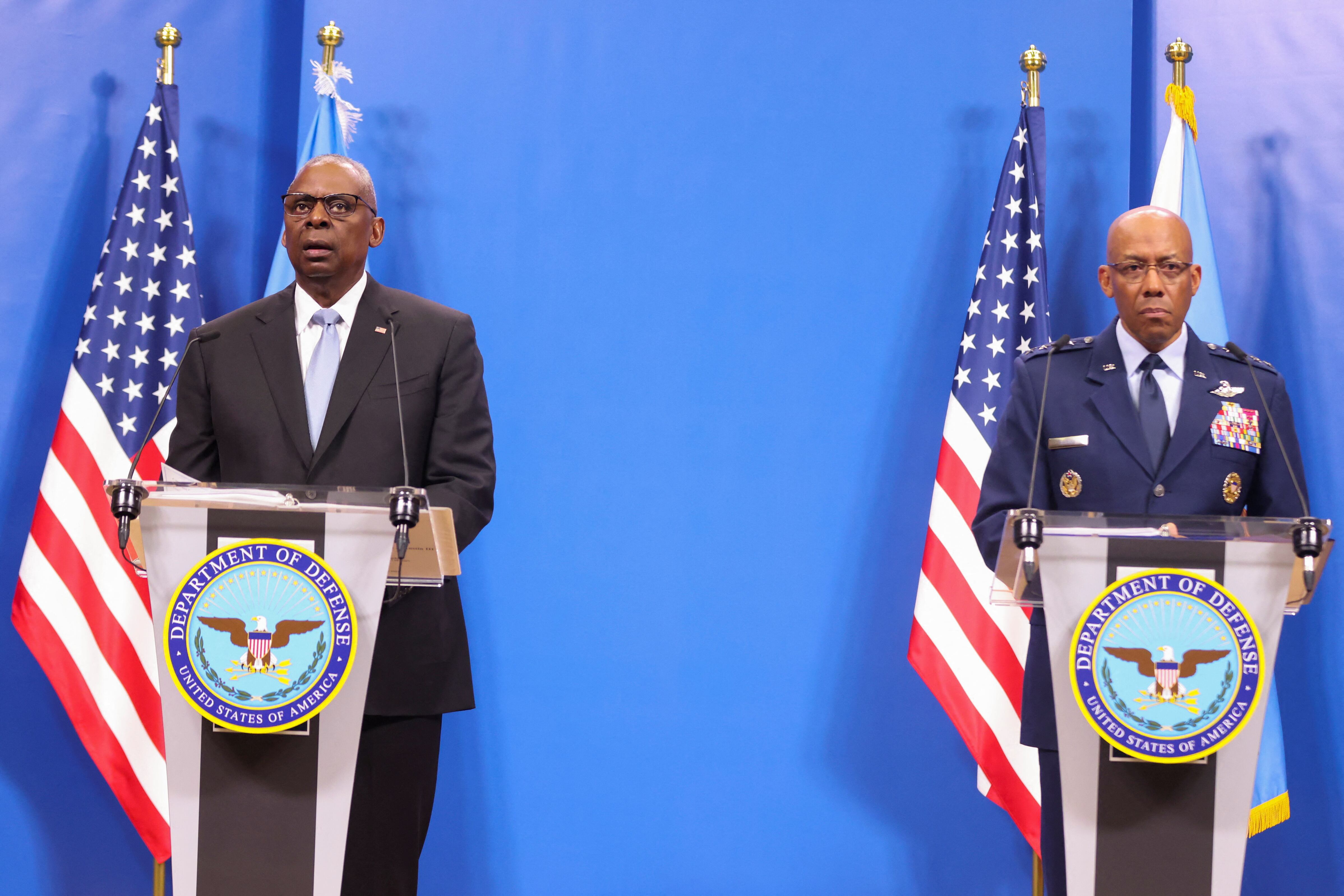 El secretario de Defensa de Estados Unidos, Lloyd Austin (izquierda) junto al general Charles Q. Brown Jr, titular del Estado Mayor Conjunto de Estados Unidos, anunció en Bruselas, la incorporación de Argentina al grupo de países en defensa de Ucrania. Foto: REUTERS/Johanna Geron