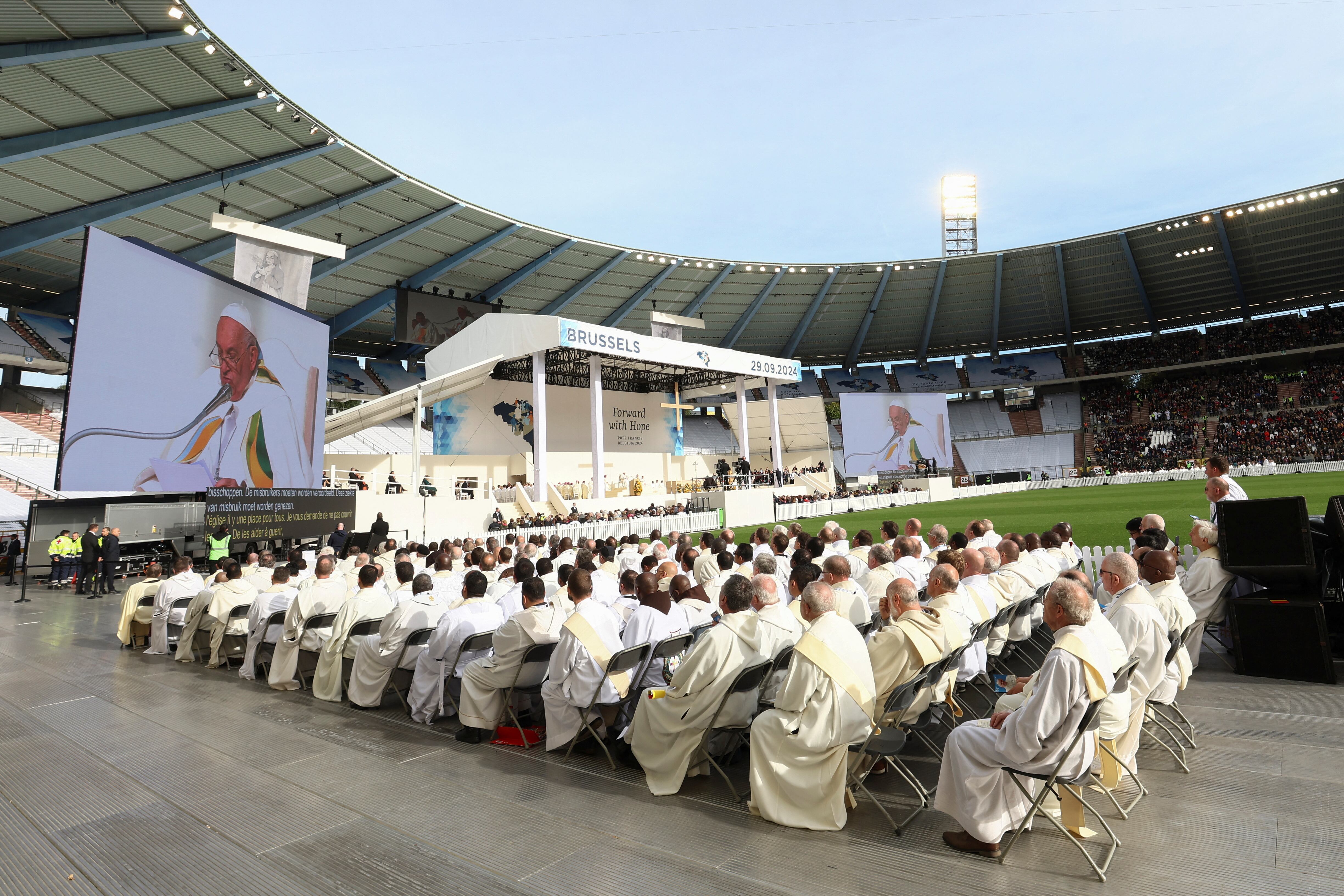 El papa Francisco celebra una santa misa en el Estadio Rey Balduino en Bruselas, Bélgica, el 29 de septiembre de 2024. REUTERS/Yves Herman 