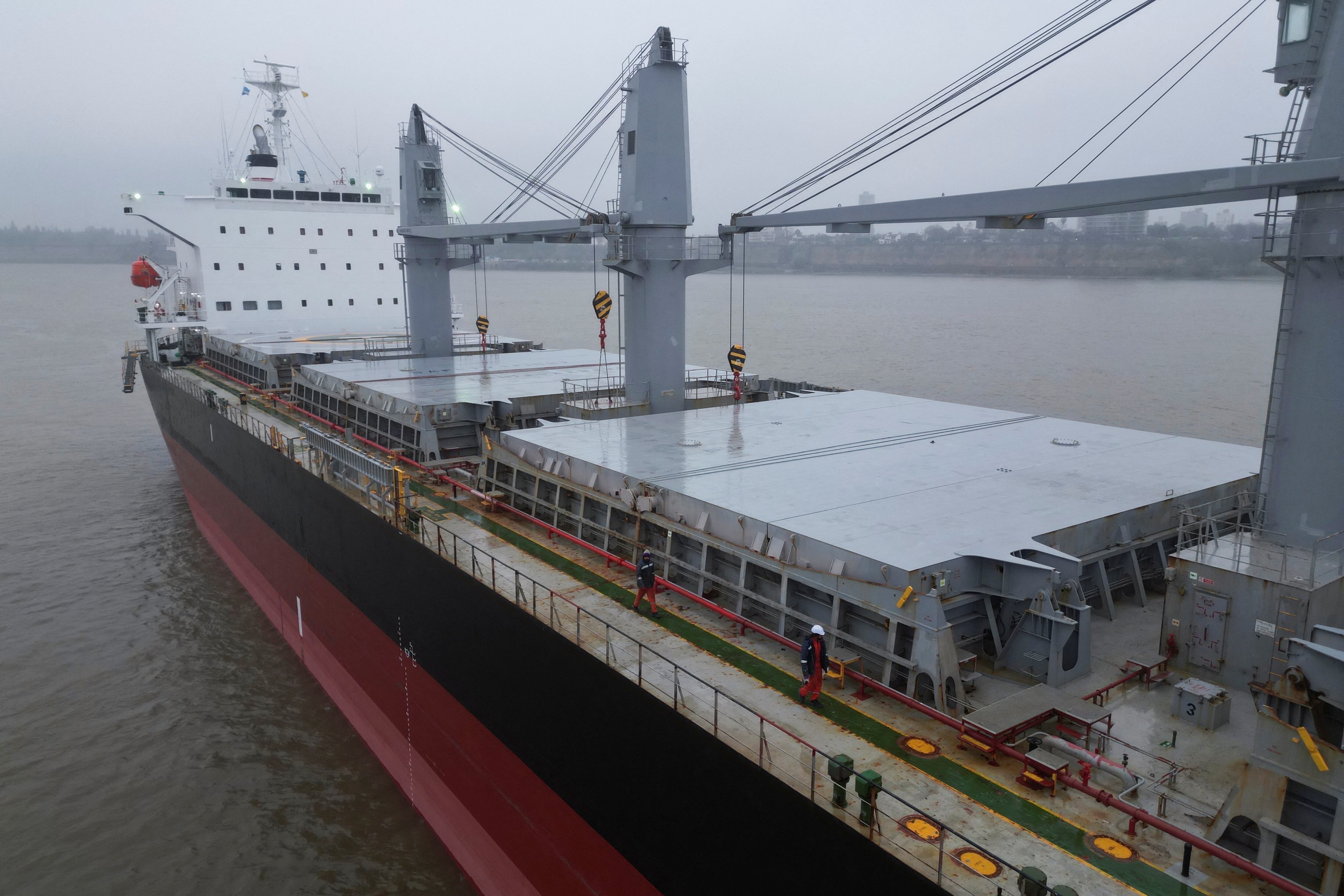 El barco “Ina-Lotte” proveniente de la ciudad de Santos, Brasil, tiene bandera de Liberia (REUTERS/Tomas Cuesta)