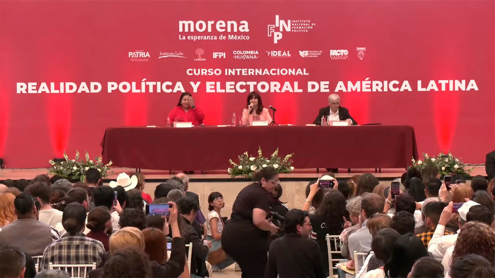 Cristina Kirchner reaparece públicamente en México tras el fraude en Venezuela