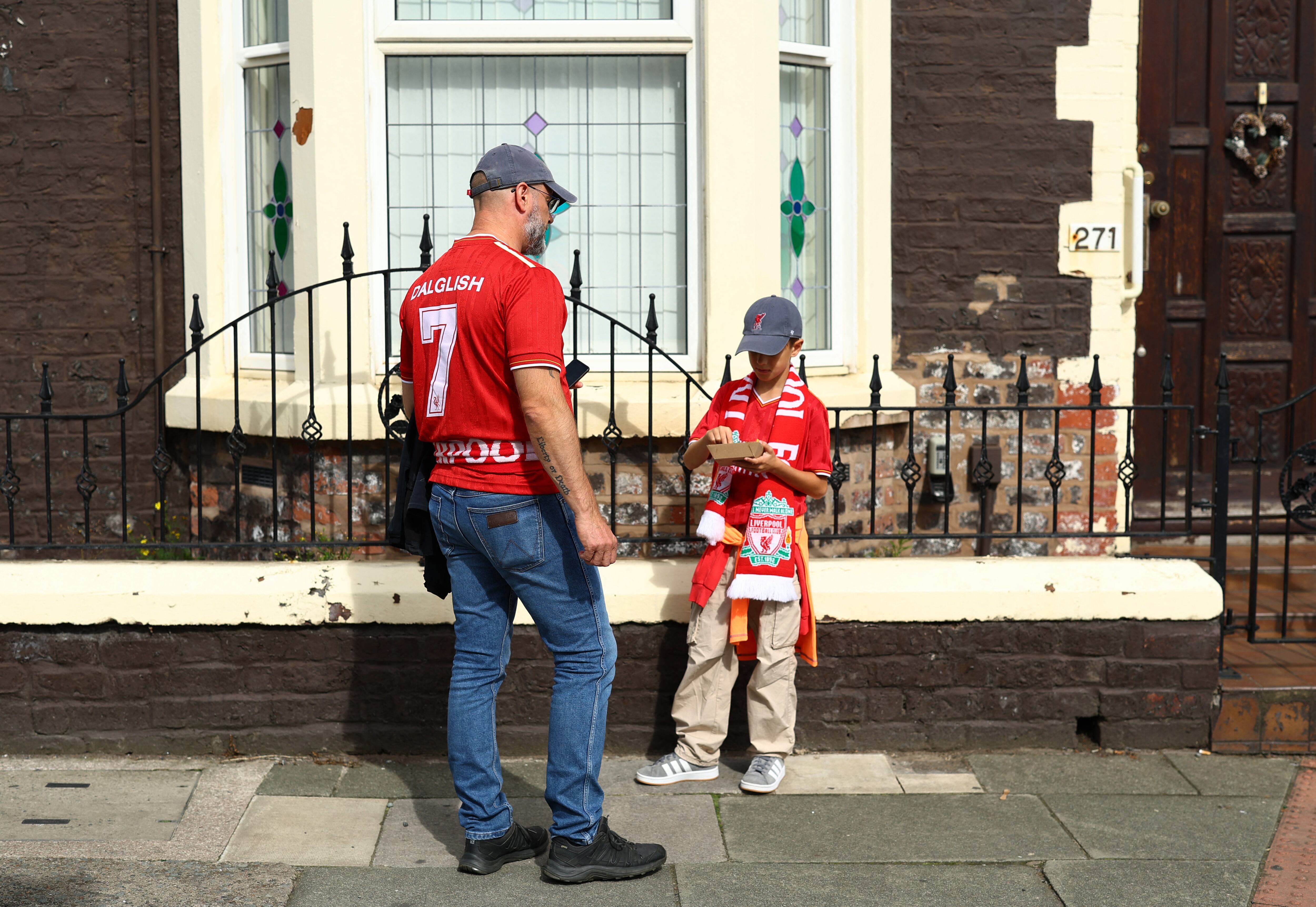 En ambiente familiar en la tarde sabatina en Reino Unido, poco a poco se comienzan a acercar los hinchas Reds-crédito Molly Darlington/REUTERS 