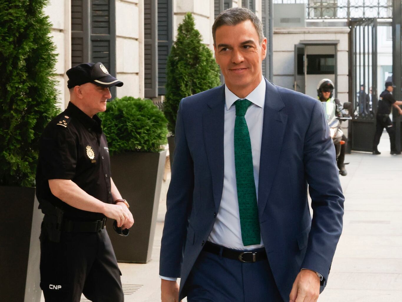 MADRID, 17/07/2024.- El presidente del Gobierno, Pedro Sánchez, llega al Congreso para presentar el plan de calidad democrática que incluirá la limitación de la financiación pública de los medios de comunicación y que tendrá que pactar con los grupos parlamentarios para que el Congreso pueda aprobarlo después del verano. EFE/ Zipi Aragon