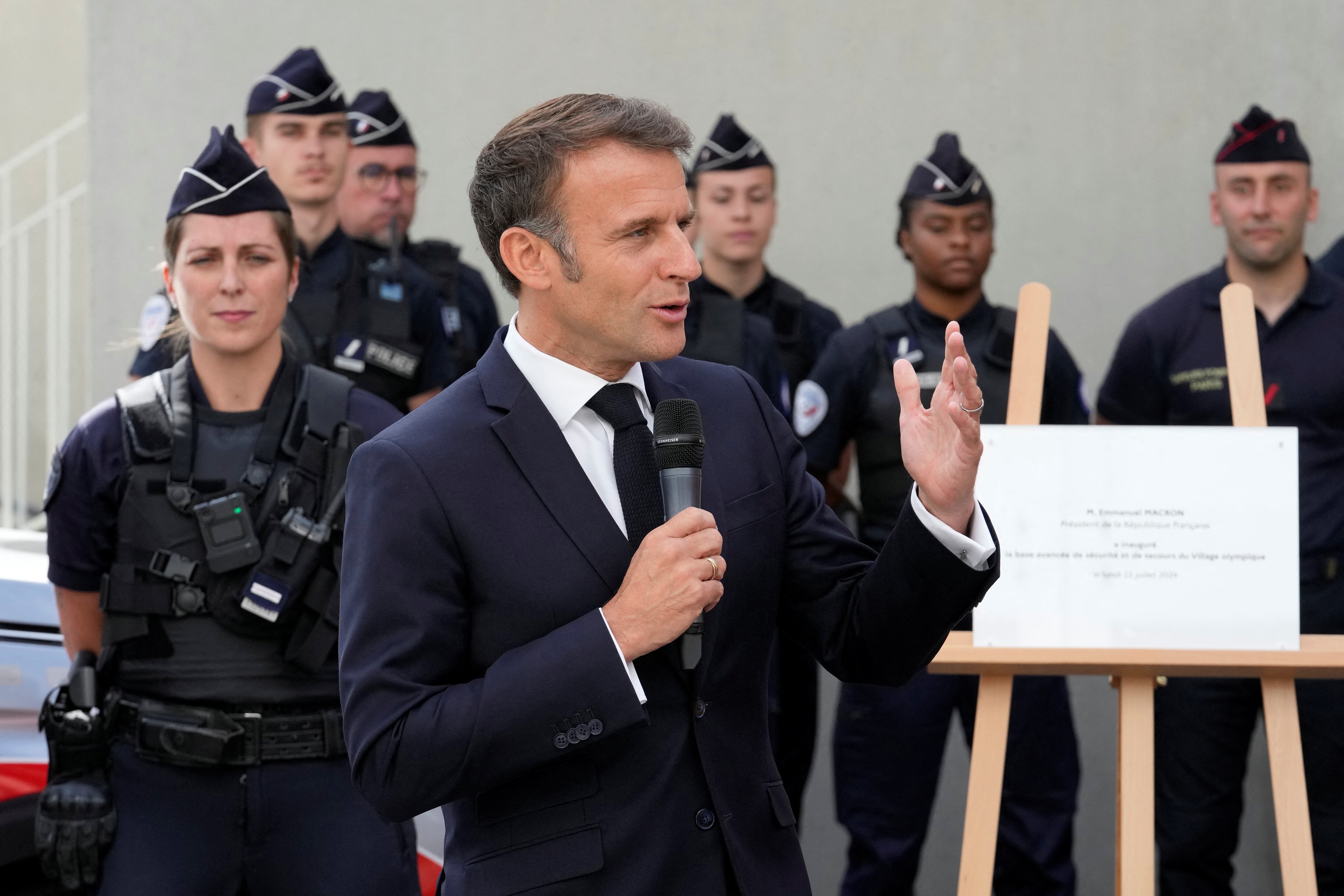 El presidente de Francia, Emmanuel Macron, habla con la policía en la previa a los Juegos Olímpicos de París (Michel Euler/Pool via REUTERS)