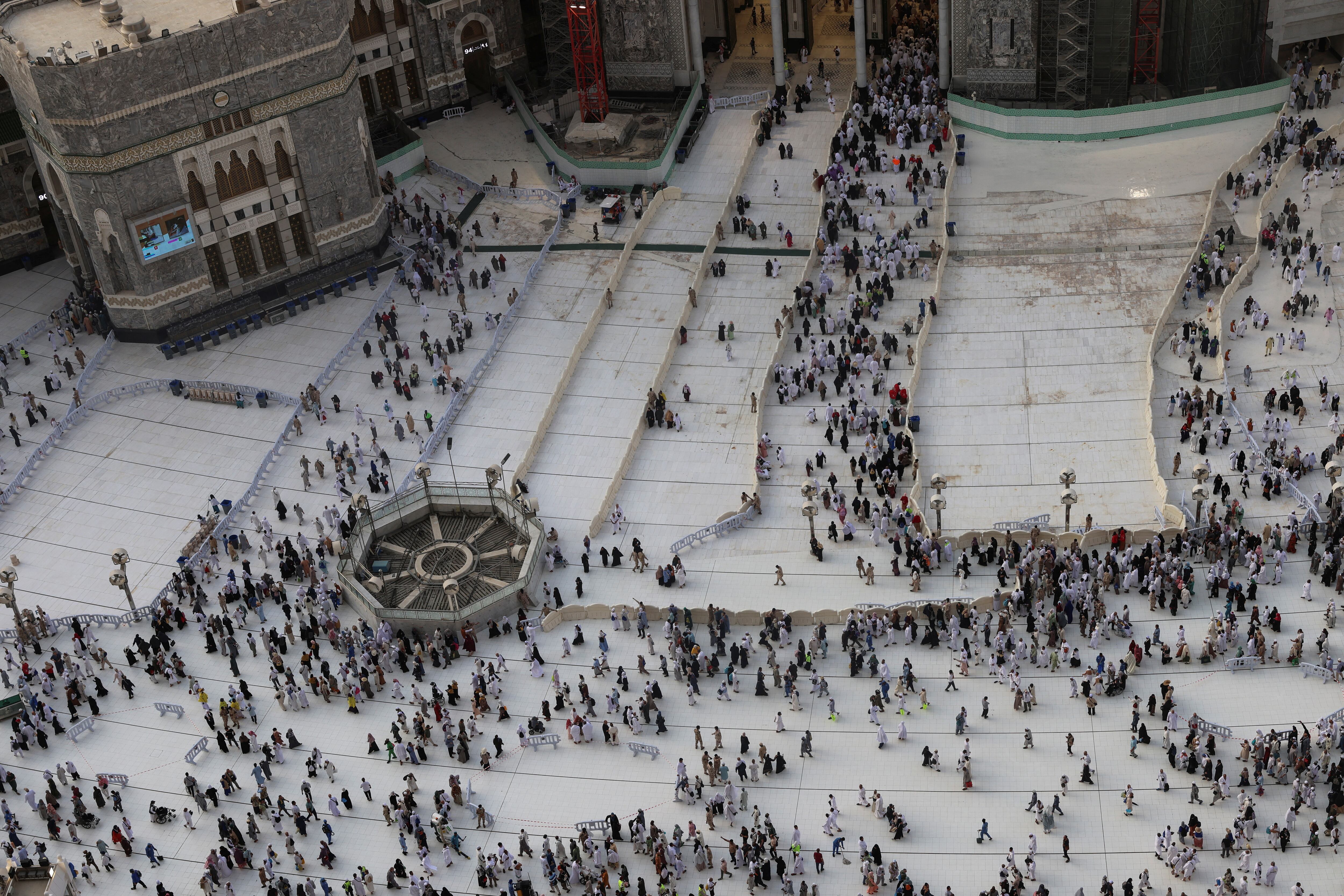 Los peregrinos caminan en la Gran Mezquita, antes de la peregrinación anual haj, en La Meca, Arabia Saudita, el 11 de junio de 2024. REUTERS/Saleh Salem