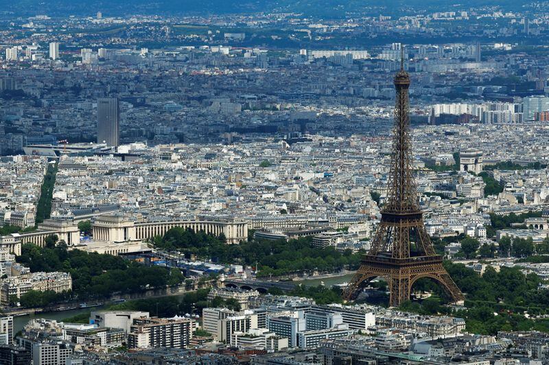 París está en el top cinco de los destinos más reservados para disfrutar del verano europeo - crédito Gonzalo Fuentes/REUTERS