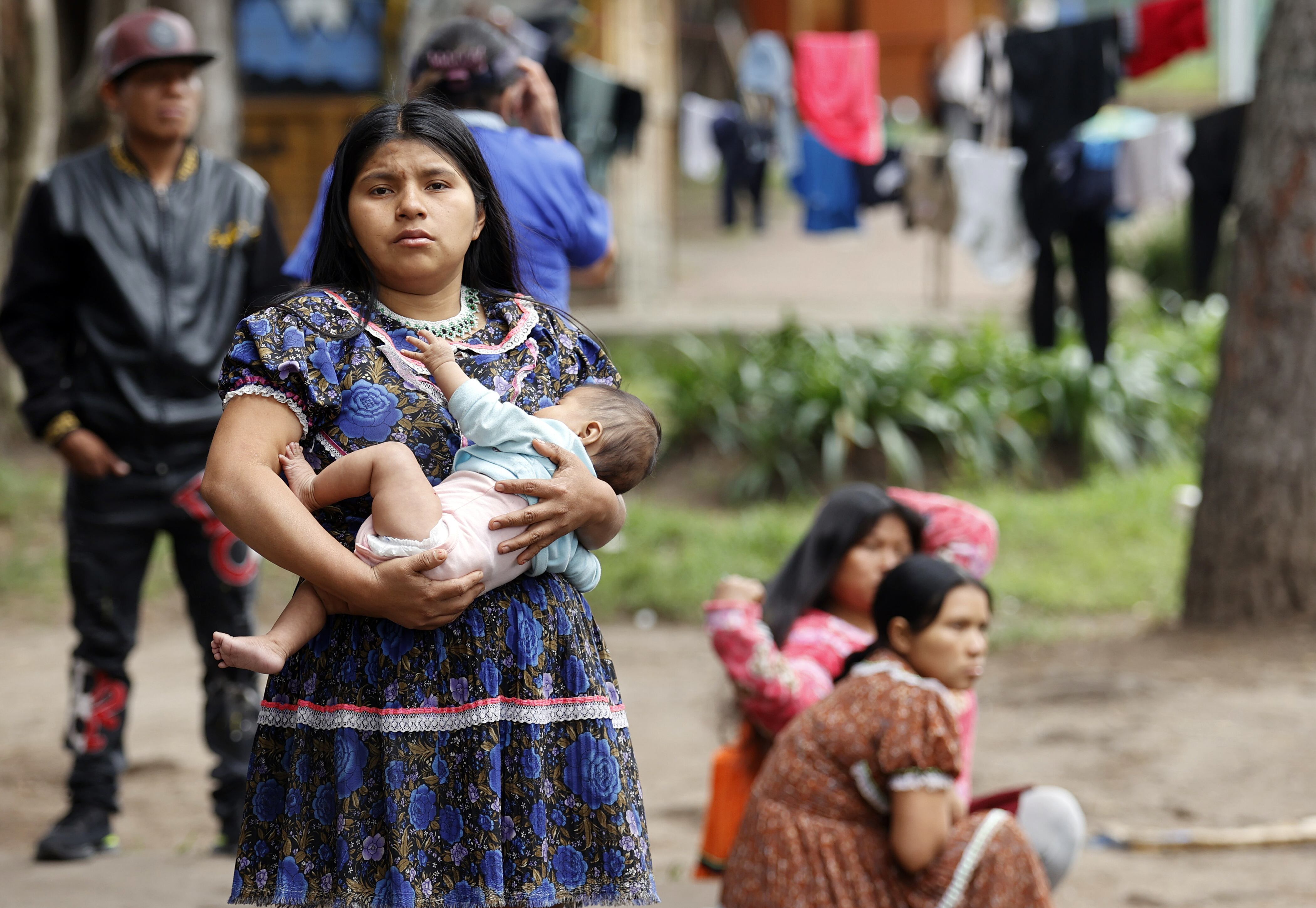 Imagen de referencia de mujeres indígenas Embera mientras habitan el parque Nacional en Bogotá - crédito Mauricio Dueñas Castañeda/EFE
