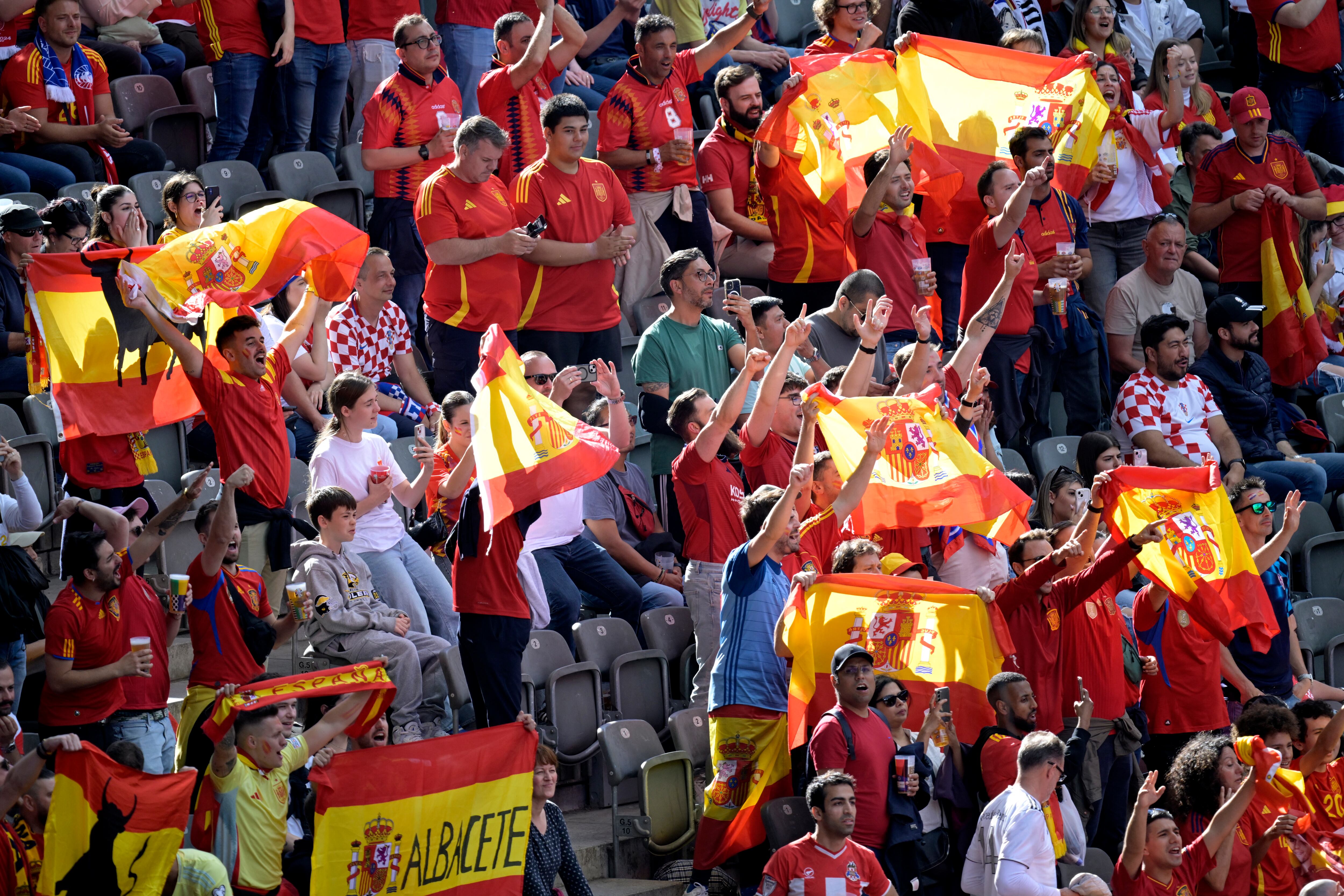 Los aficionados españoles. (Fabian Bimmer/Reuters)