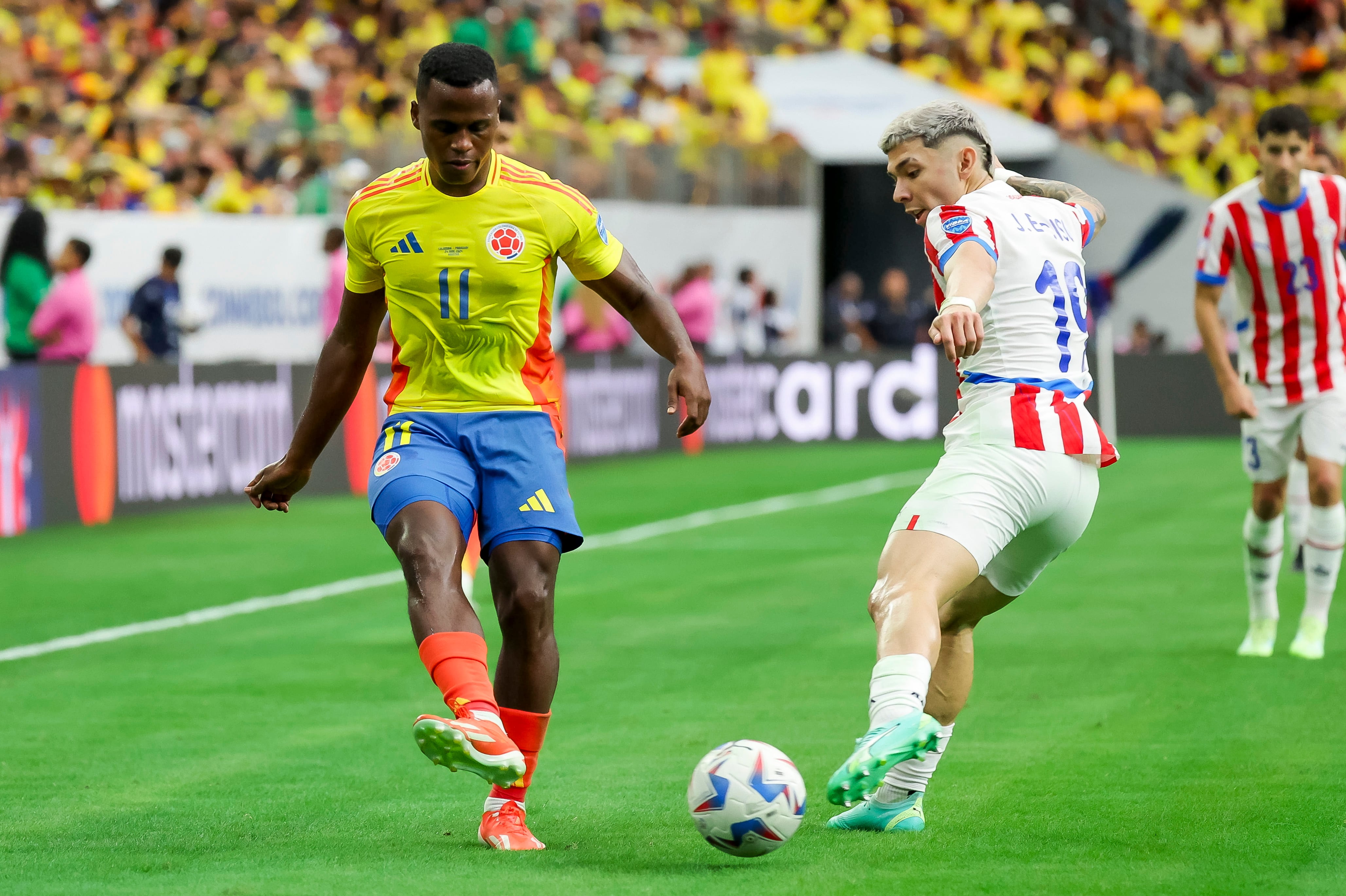 El centrocampista colombiano Jhon Arias (i) y el delantero paraguayo Julio Enciso (d) en un partido de la Copa América 2024 - crédito Leslie Plaza Johnson/EFE/EPA