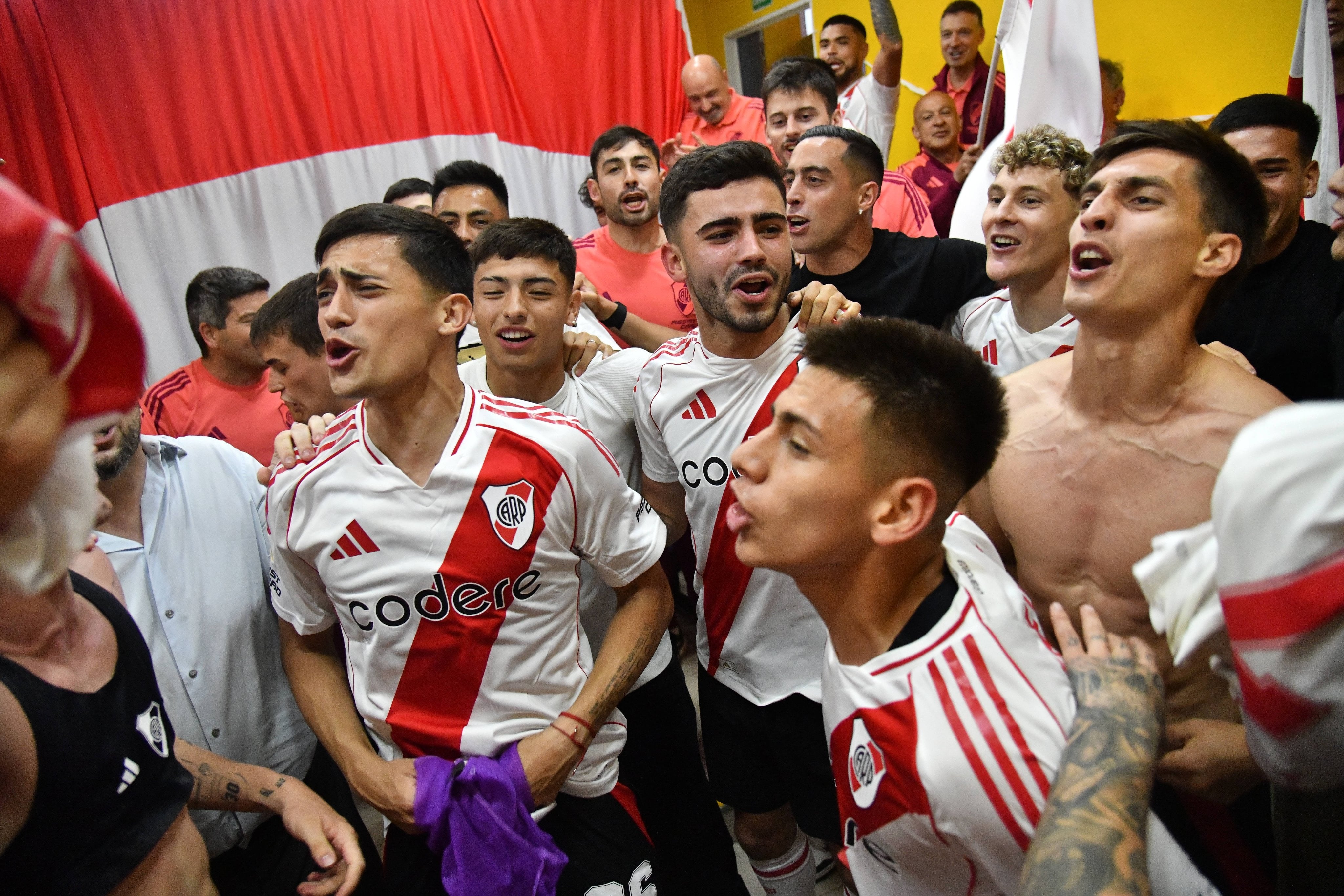 Los festejos de los jugadores de River con los hinchas en el hotel