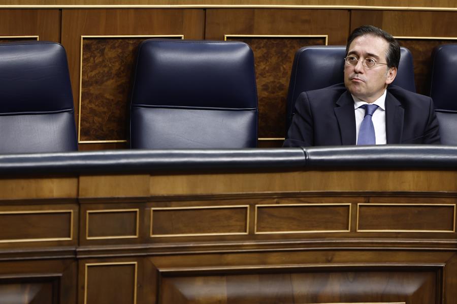 El ministro de Asuntos Exteriores, Unión Europea y Cooperación, José Manuel Albares, en una sesión de control al Gobierno en el Congreso. (EFE/Sergio Pérez)