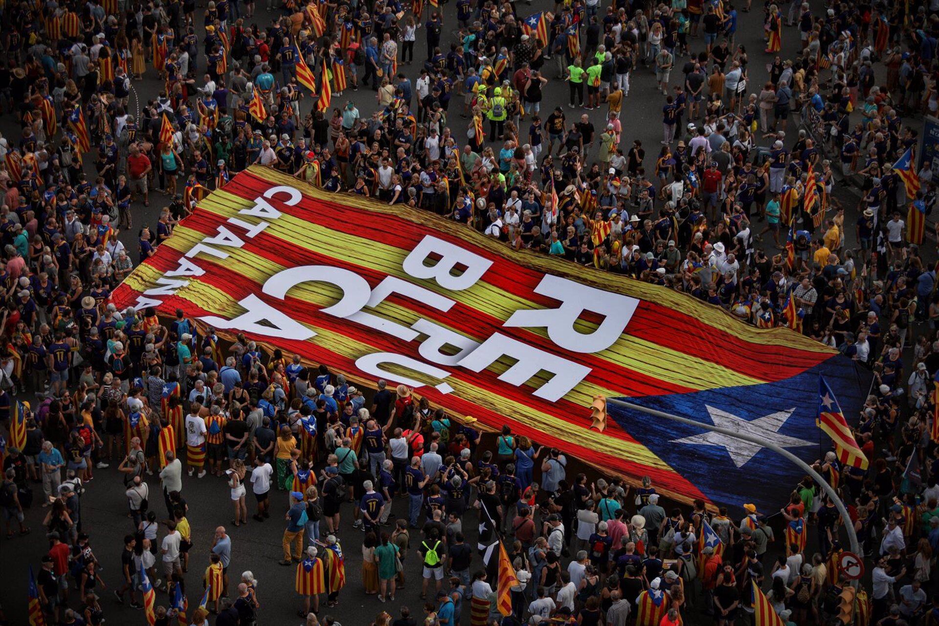 Una bandera gigante de la estelada durante una manifestación convocada por la ACN con motivo de la Diada 2023, a 11 de septiembre de 2023, en Barcelona. (Kike Rincón/Europa Press)