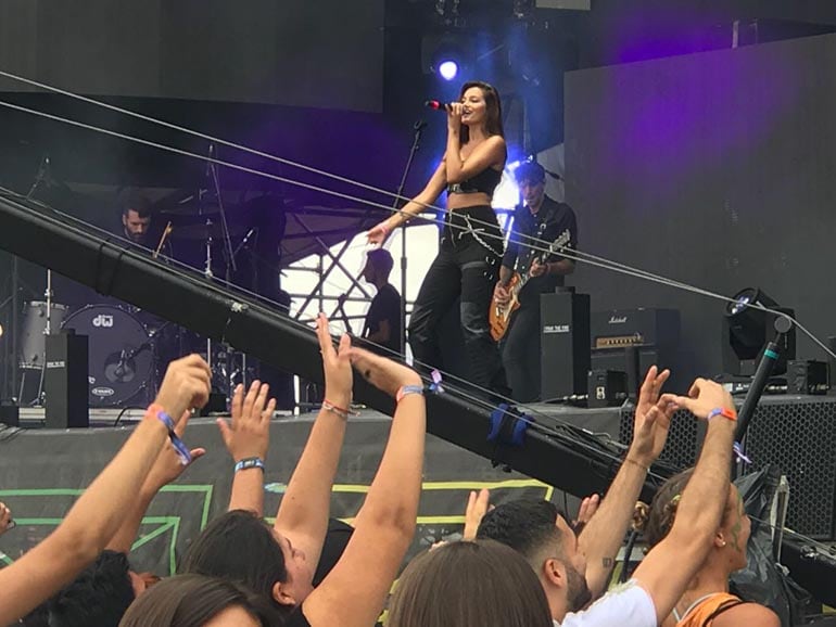 Oriana Sabatini dando un show en el Lollapalooza de 2018