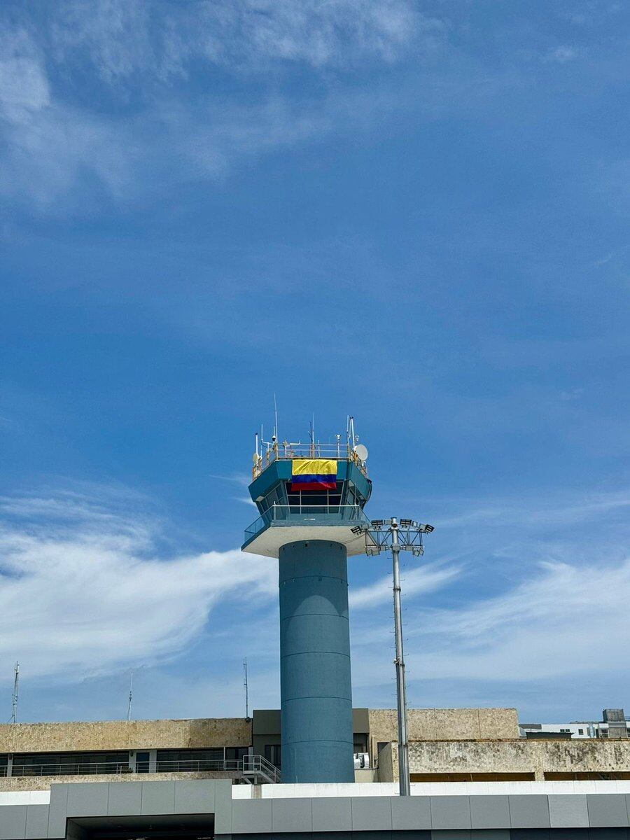 Bandera de Colombia en aeropuerto Rafael Núñez - crédito @AerocivilCol/X