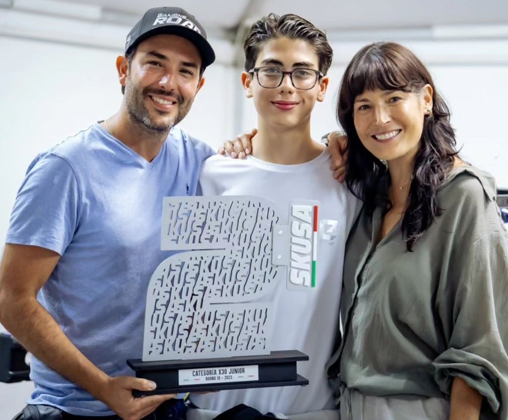 Los actores Sebastián Martínez y Kathy Sáenz posan junto a su hijo Amador Martínez luego de su gran logro