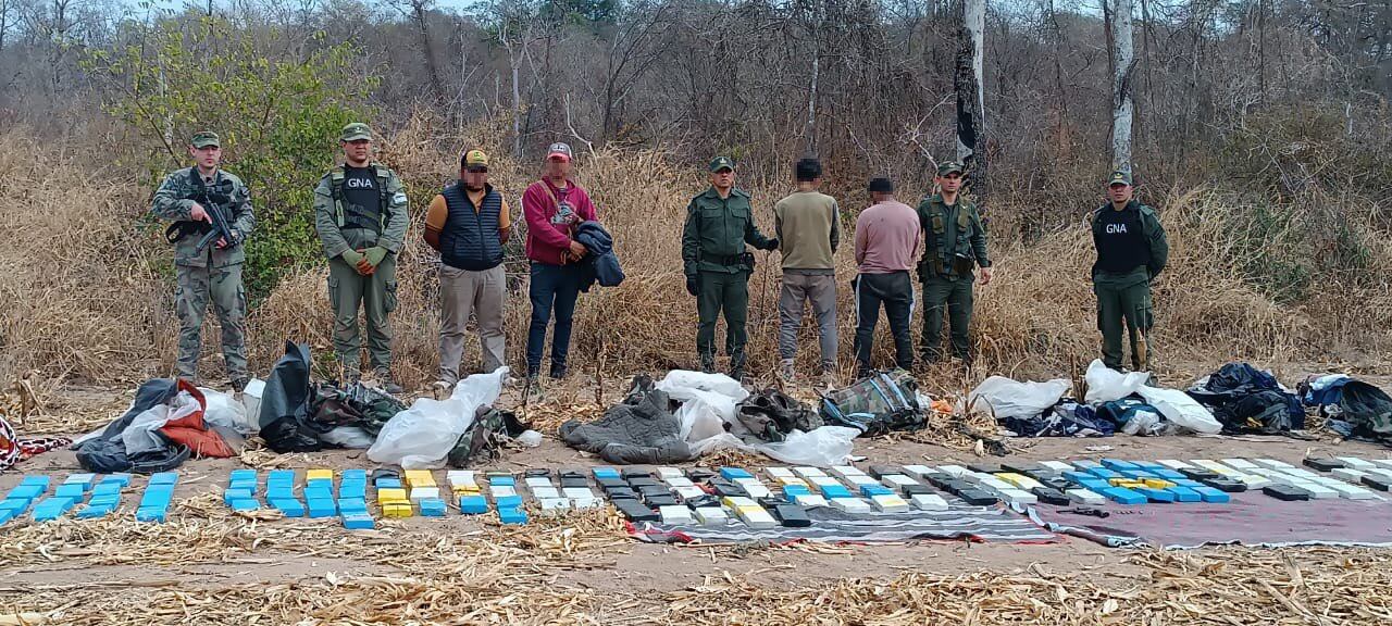 Detuvieron a 11 mochileros y secuestraron más de 200 kilos de cocaína en el paraje La Porcelana, en la localidad de Embarcación, en Salta