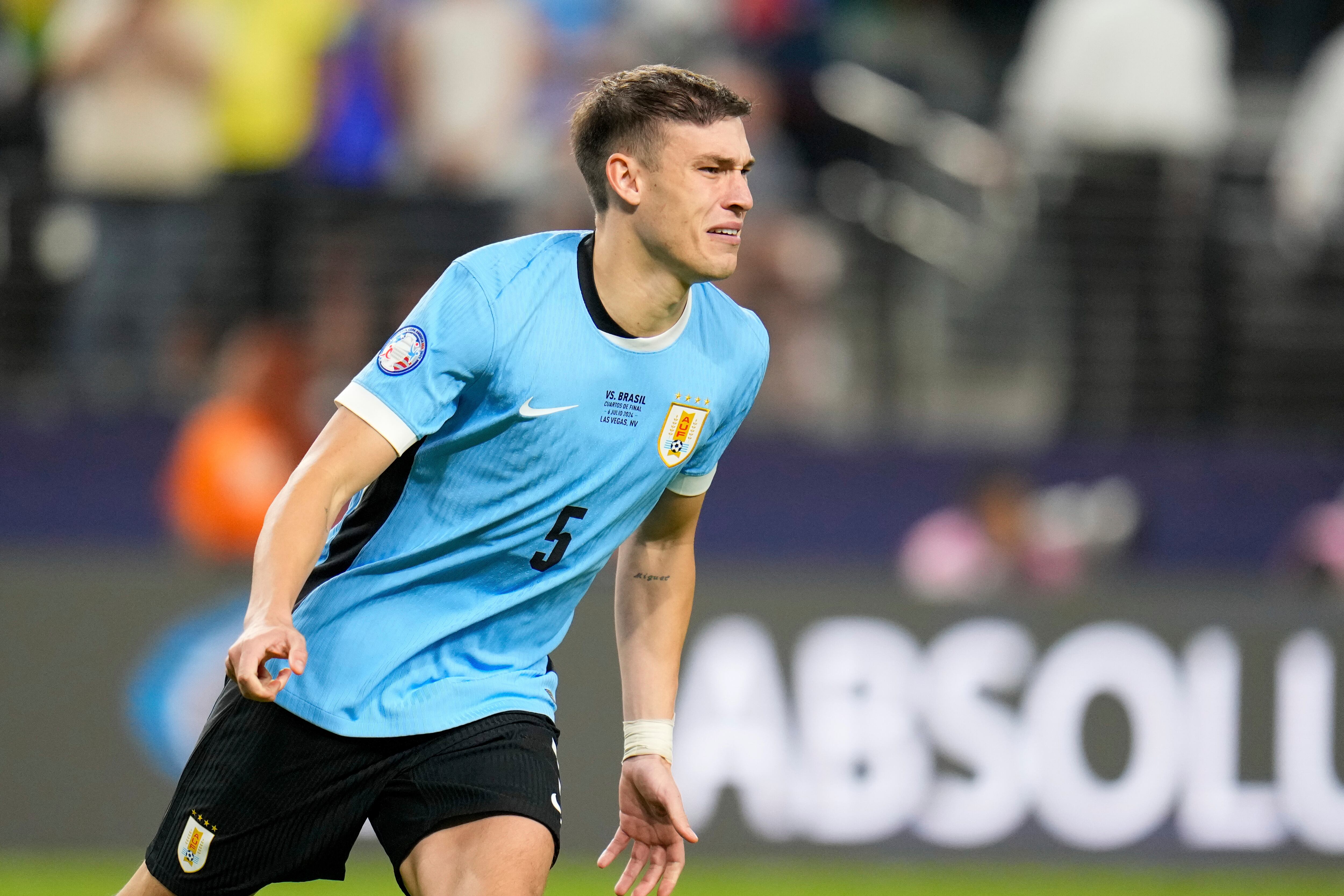 El uruguayo Manuel Ugarte celebra tras convertir el penal decisivo en la tanda frente a Brasil en los cuartos de final de la Copa América, el sábado 6 de julio de 2024 - crédito Julio Cortez/AP Foto