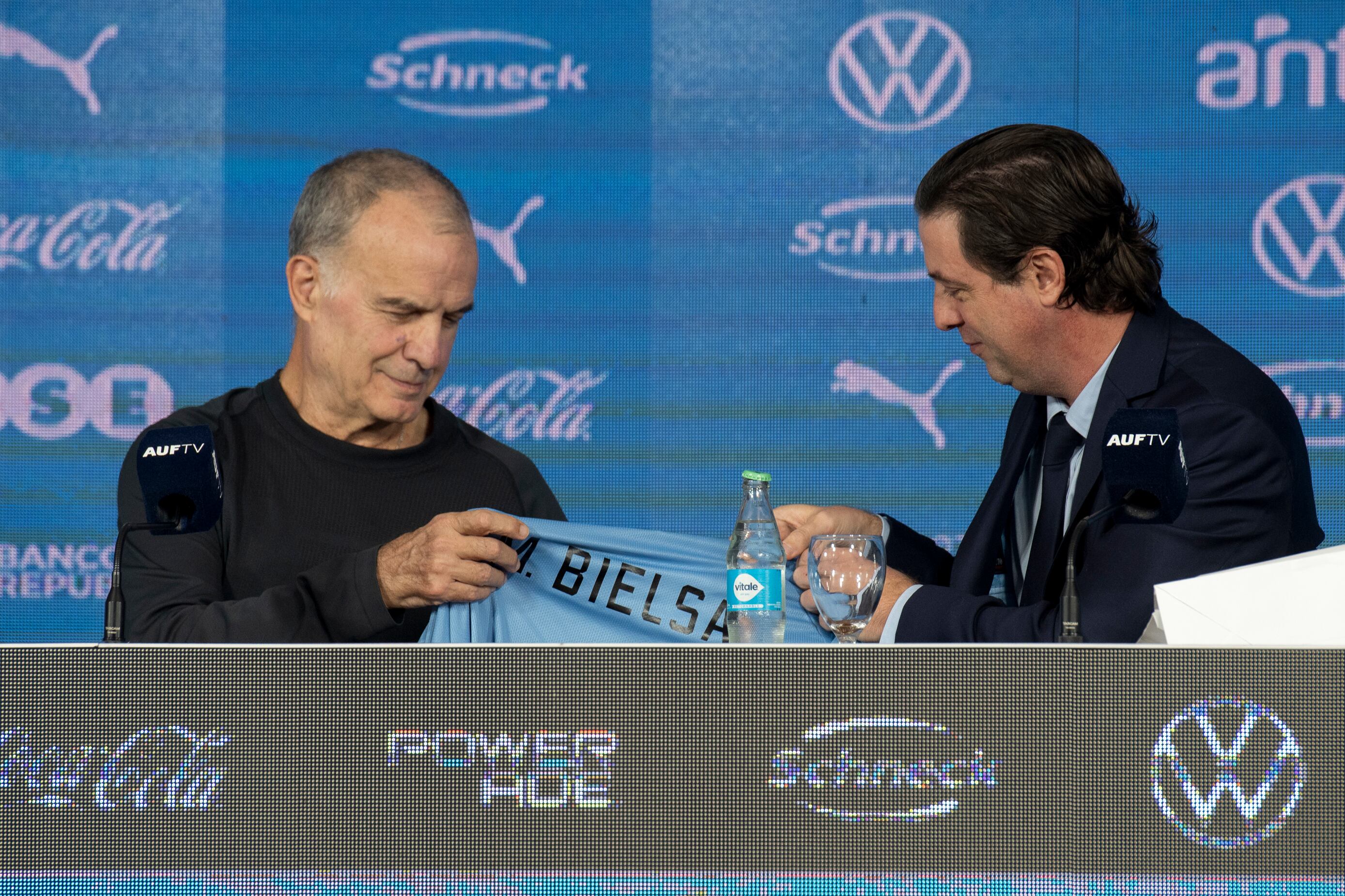 Bielsa y Alonso, en la presentación del Loco como DT del combinado charrúa (AP Foto/Santiago Mazzarovich)