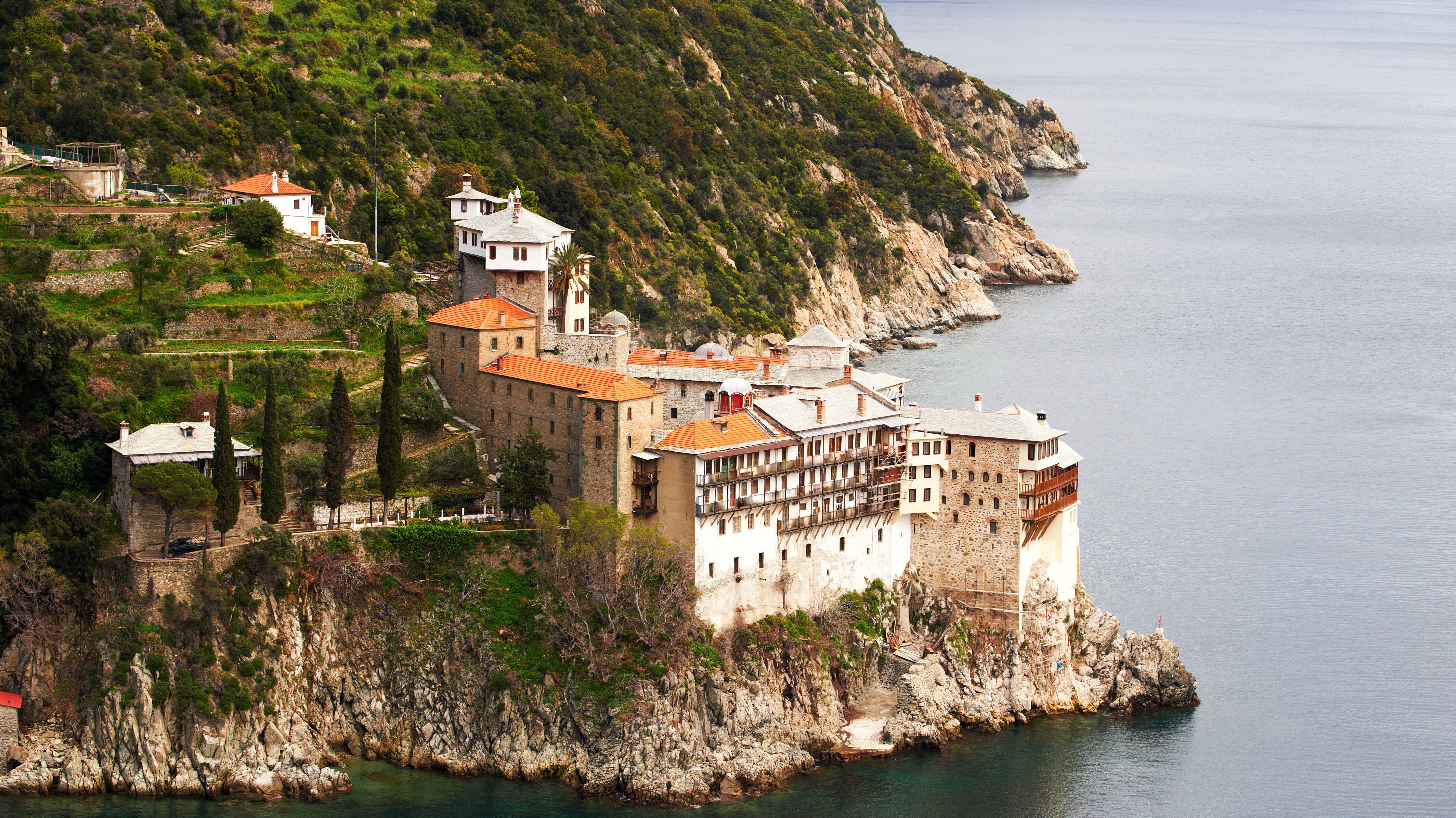 En el Monte Athos desde el año 1046, se prohíbe la entrada de mujeres y animales hembra. (Shutterstock)