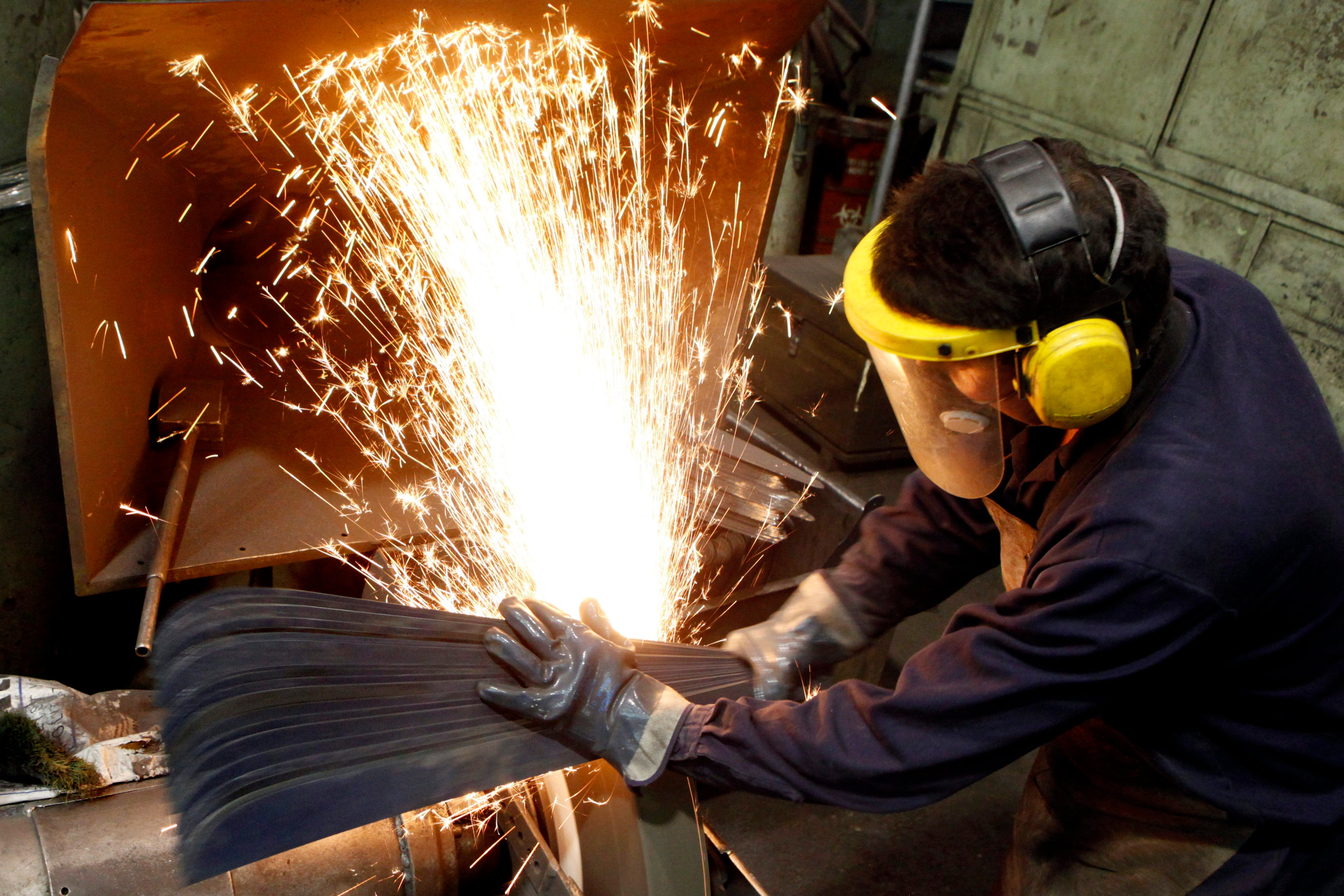 En el primer semestre la actividad industria retrocedió 16,1% según el Indec. (EFE)