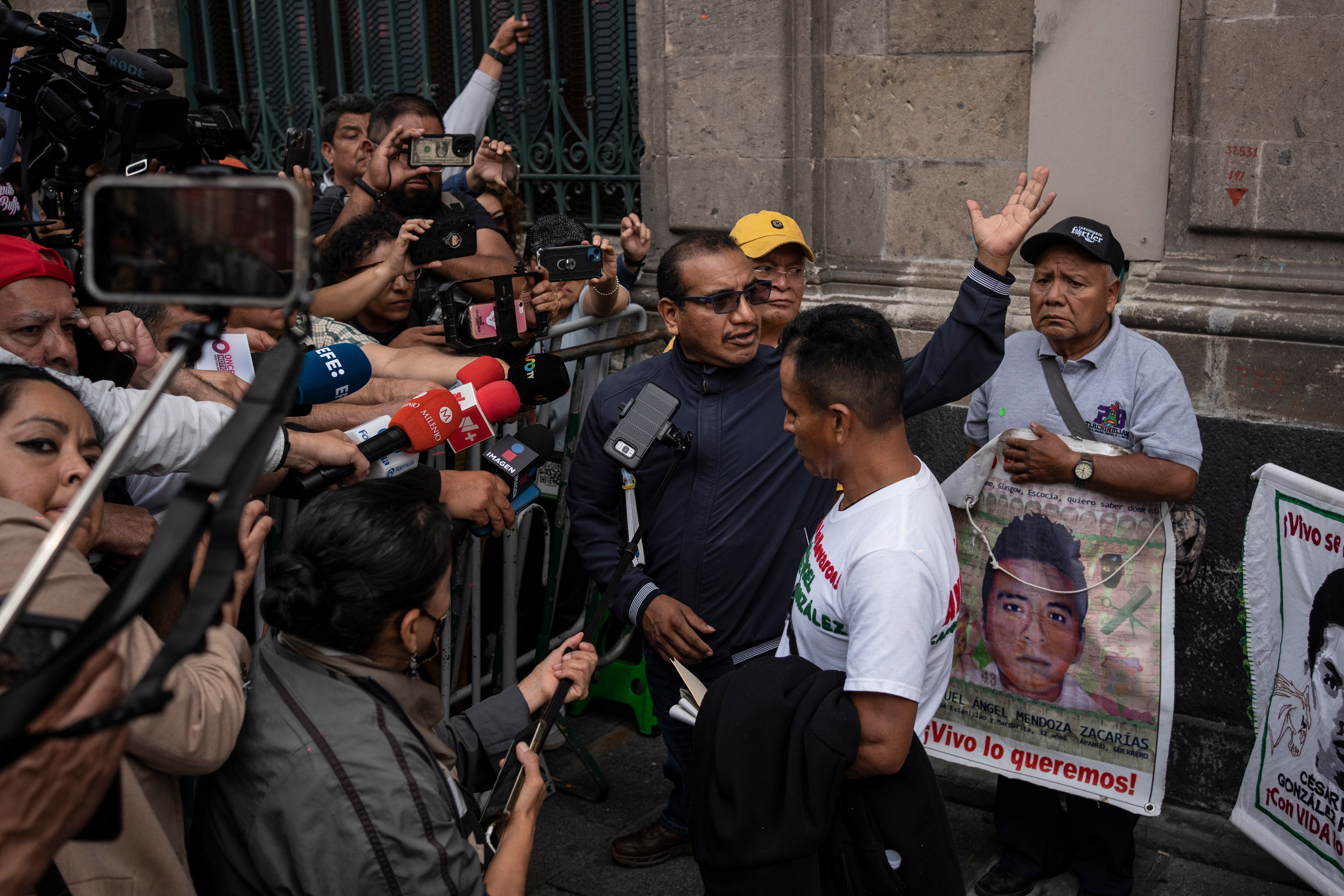 Vidulfo Rosales, un abogado de los parientes de los 43 estudiantes de Ayotzinapa que desaparecieron hace 10 años en el estado de Guerrero, llega al Palacio Nacional para reunirse con el presidente Andrés Manuel López Obrador, el 27 de agosto de 2024, en Ciudad de México. (AP Foto/Félix Márquez)