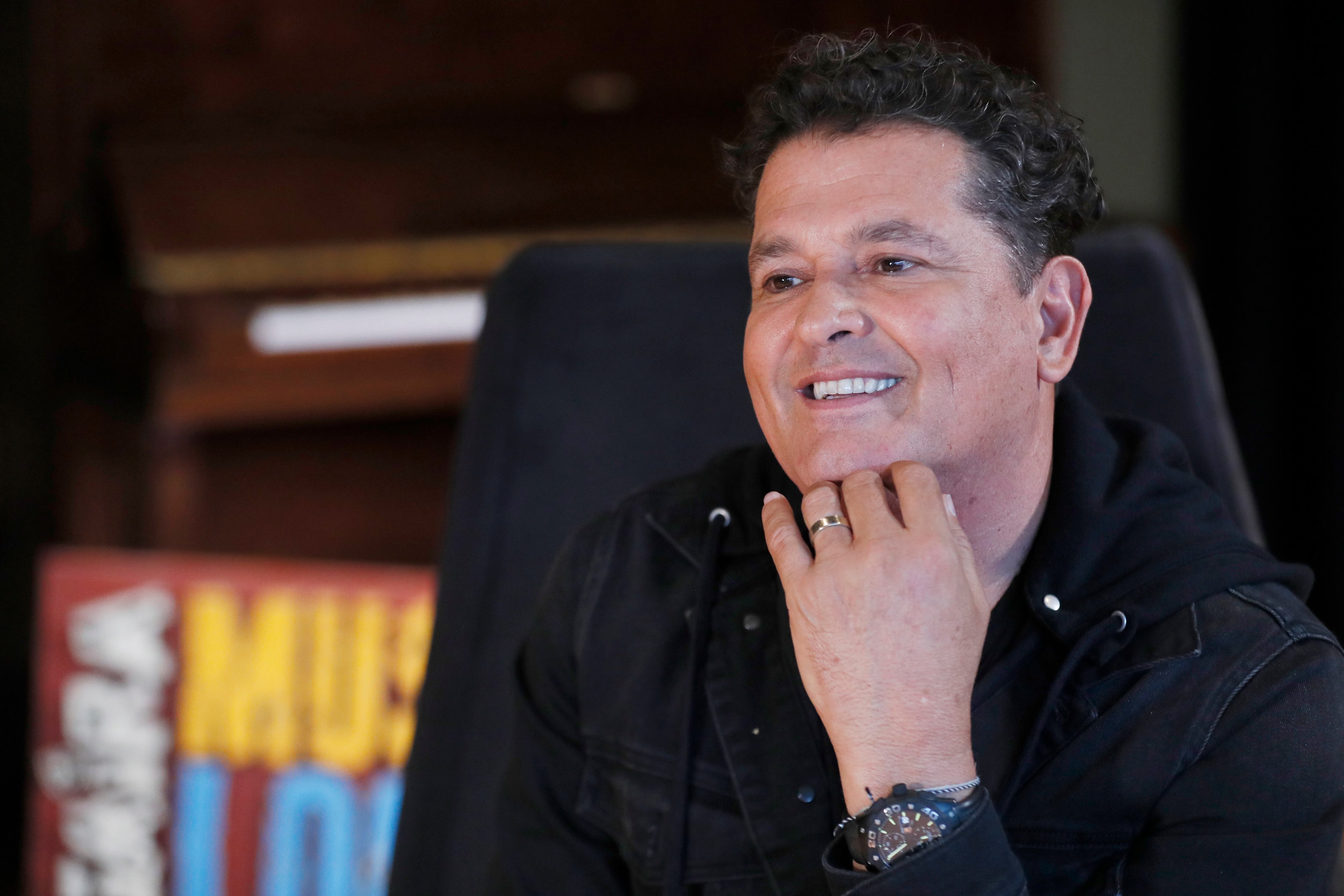 El cantante colombiano Carlos Vives le agradeció al embajador de Estados Unidos - crédito Carlos Ortega/ EFE 
