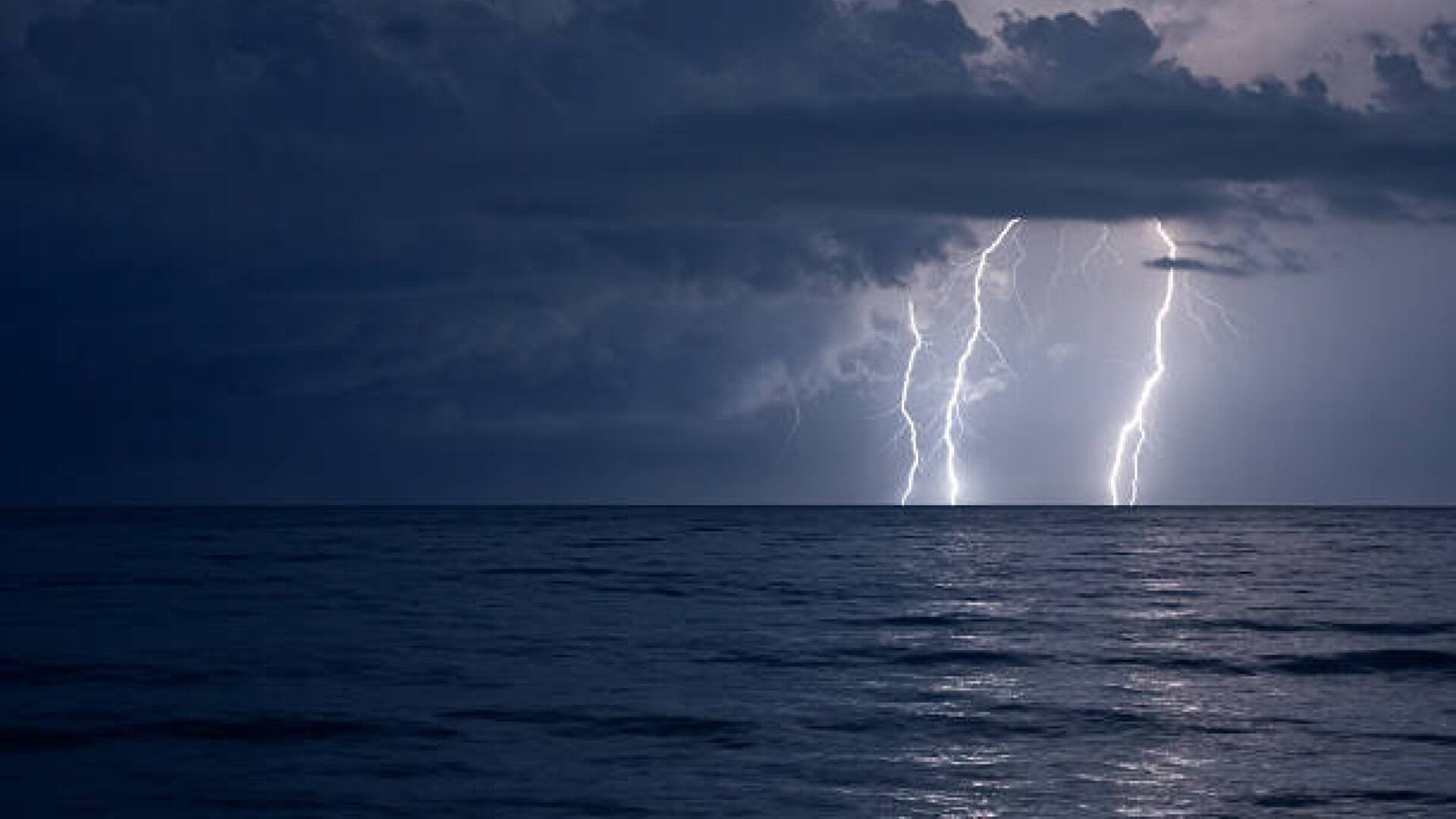 Tres hombres quedaron heridos tras el impacto del rayo mientras revisaban la creciente de un río que amenazaba con inundar sus casas - crédito imagen de referencia iStock