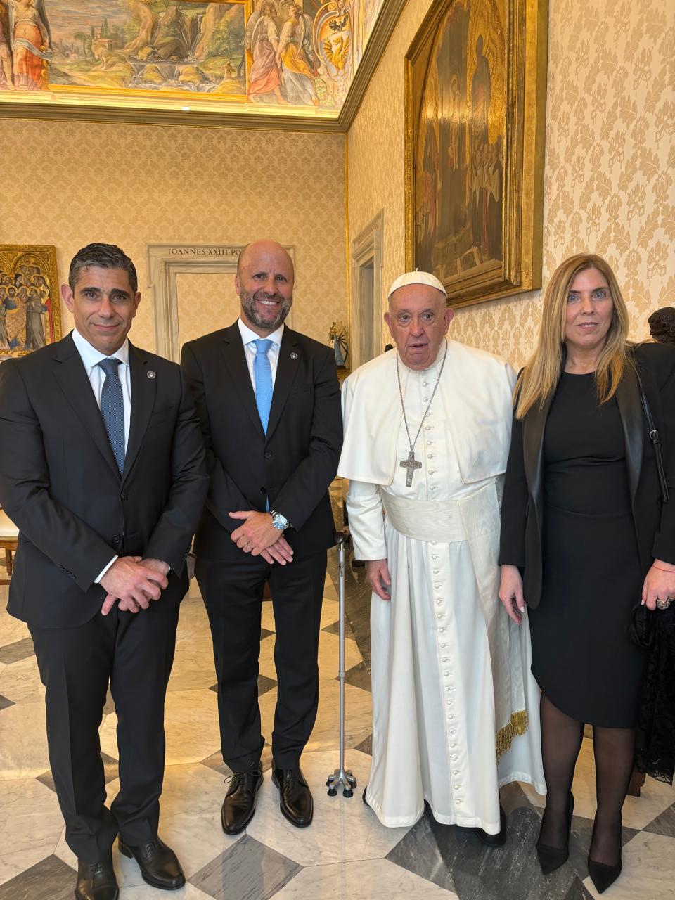 El Papa Francisco recibió hoy en audiencia a las autoridades de la Cámara Federal de Casación Penal. Se trata de Mariano Borinsky (Presidente de la Casacion y Vice Presidente de la Comision Reforma del Código Penal), Daniel Petrone (Vicepresidente de la Casacion Federal),