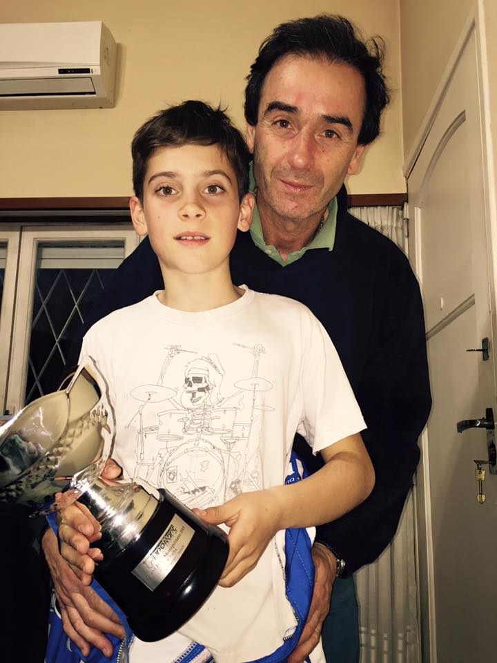 Franco y Aníbal con otro de los galardones en la época del karting (Andrea Trofimczuk)