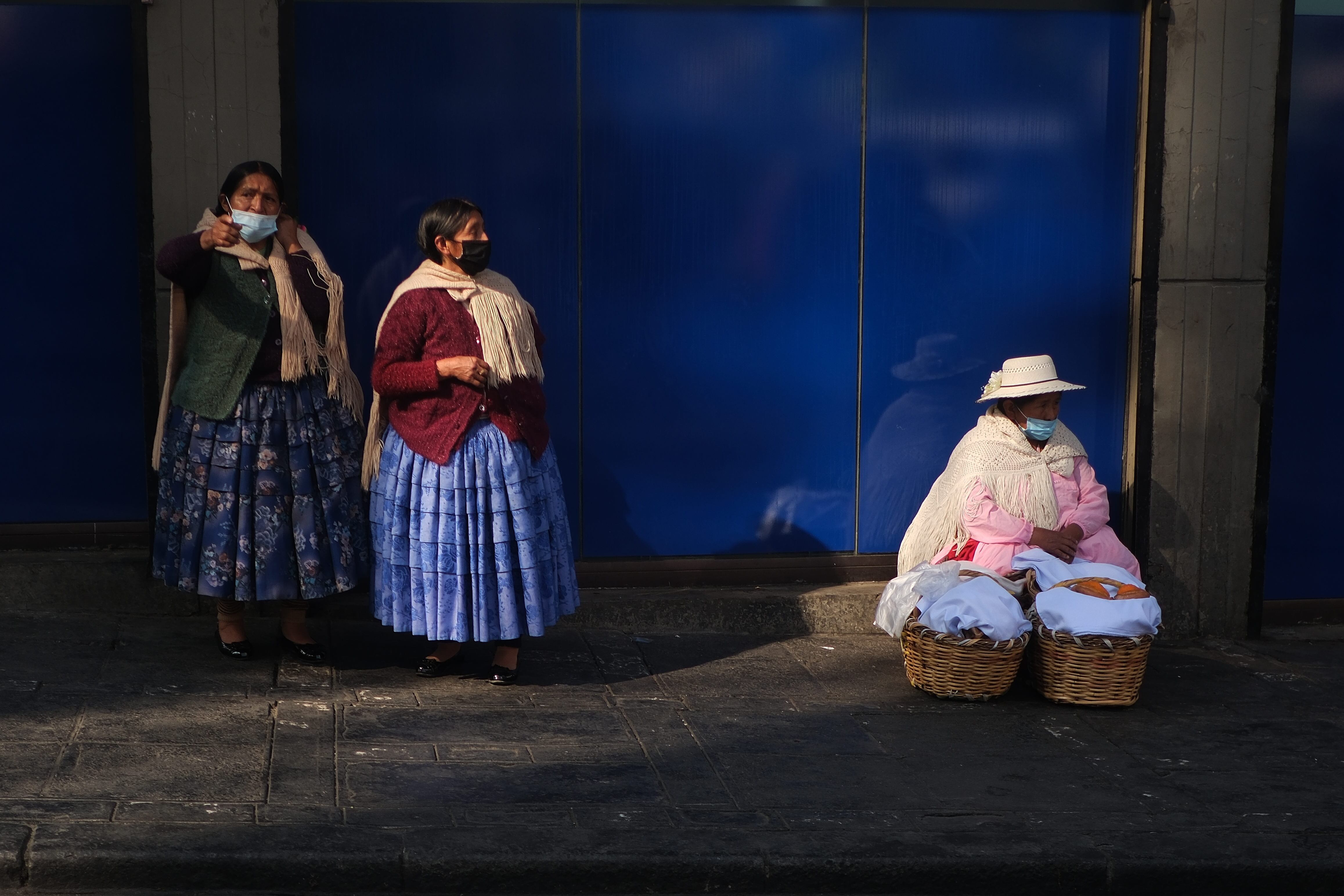 Fotografía de archivo en donde mujeres aymaras usan mascarilla debido a una capa de humo en el centro de la ciudad en La Paz (Bolivia). EFE/ Luis Gandarillas 